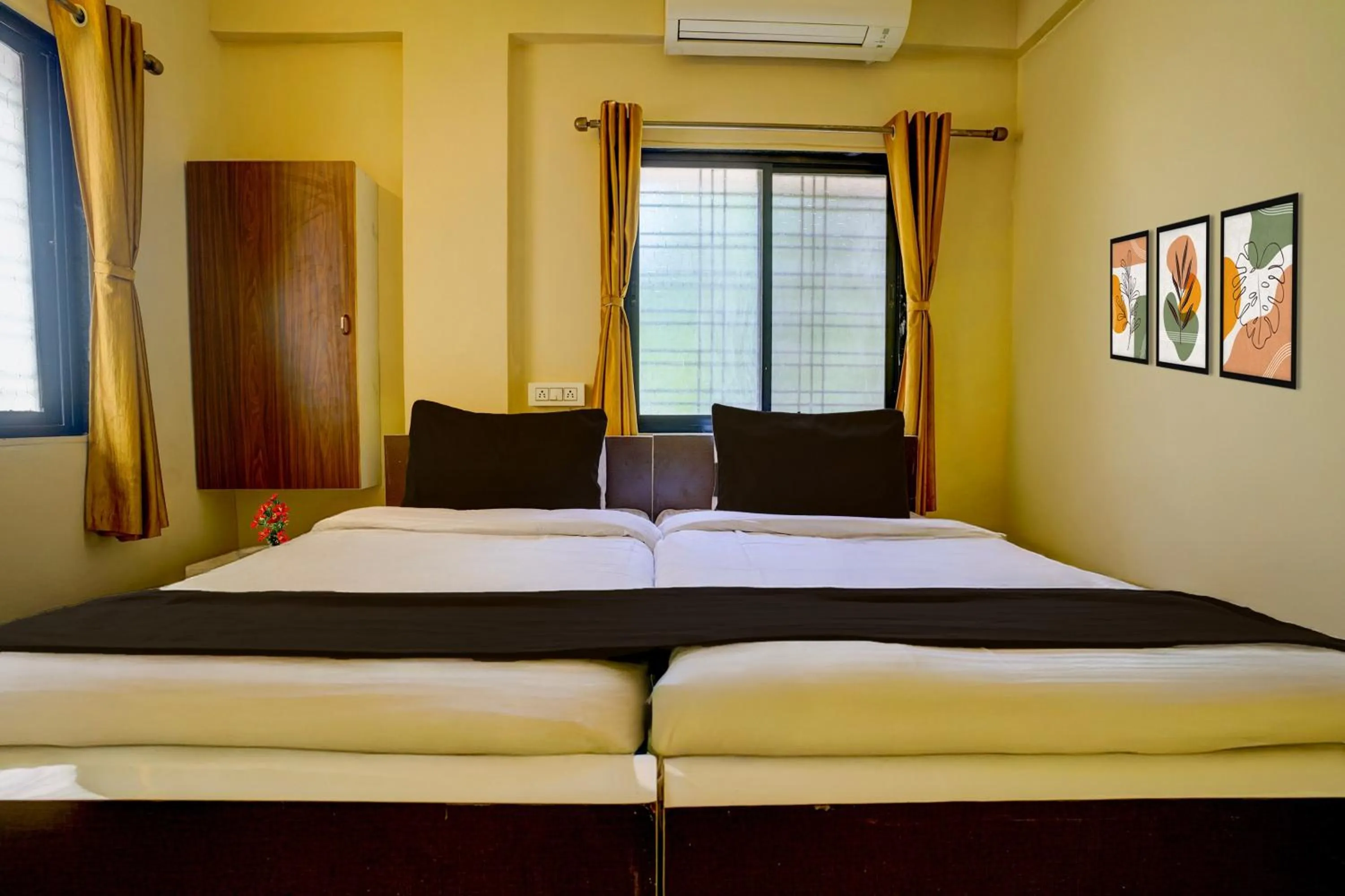 Bedroom, Bed in Super Hotel O Sainagar Shirdi Railway Junction Formerly Sai Vyankatesh Residency