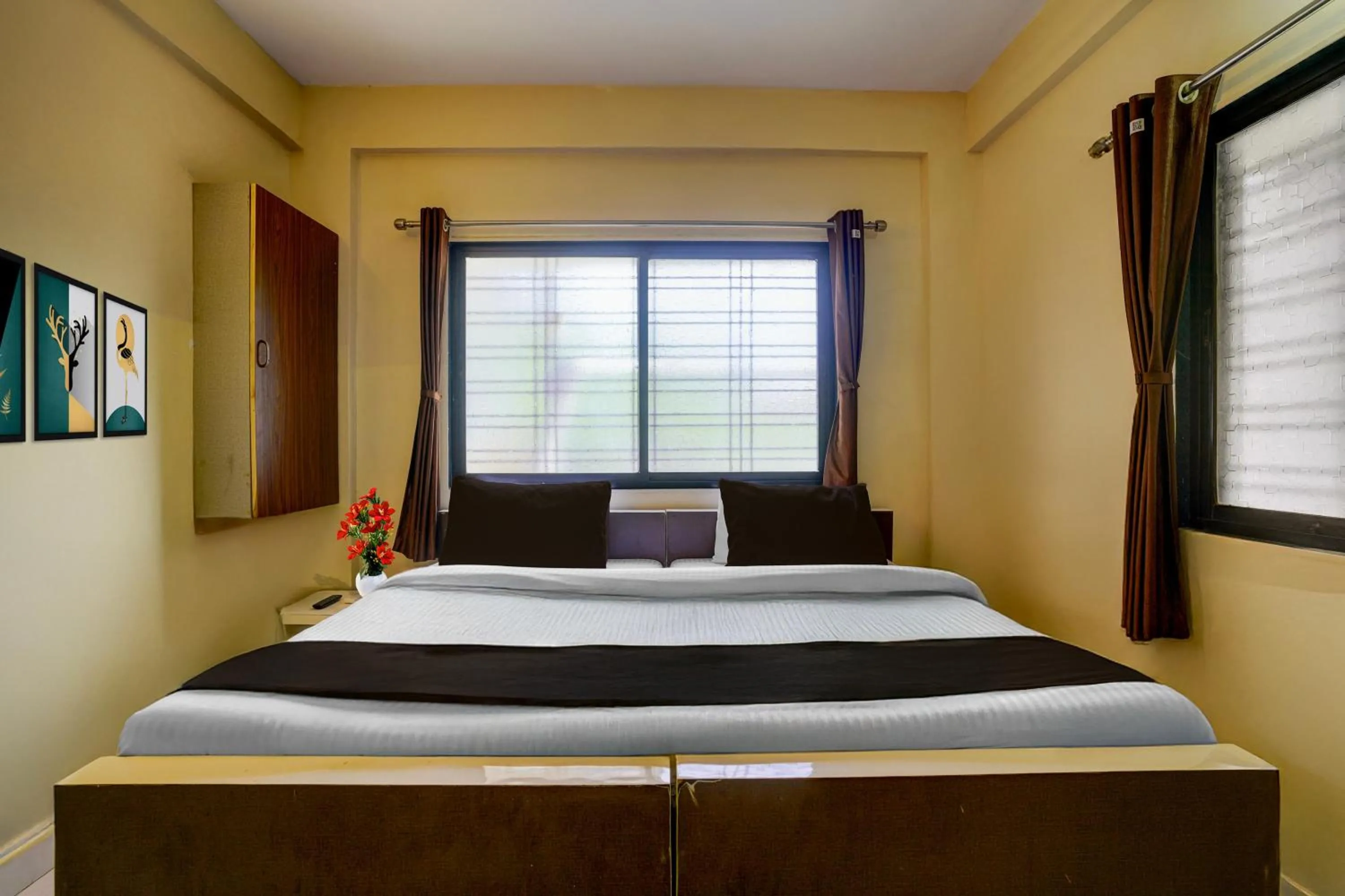 Bedroom, Bed in Super Hotel O Sainagar Shirdi Railway Junction Formerly Sai Vyankatesh Residency