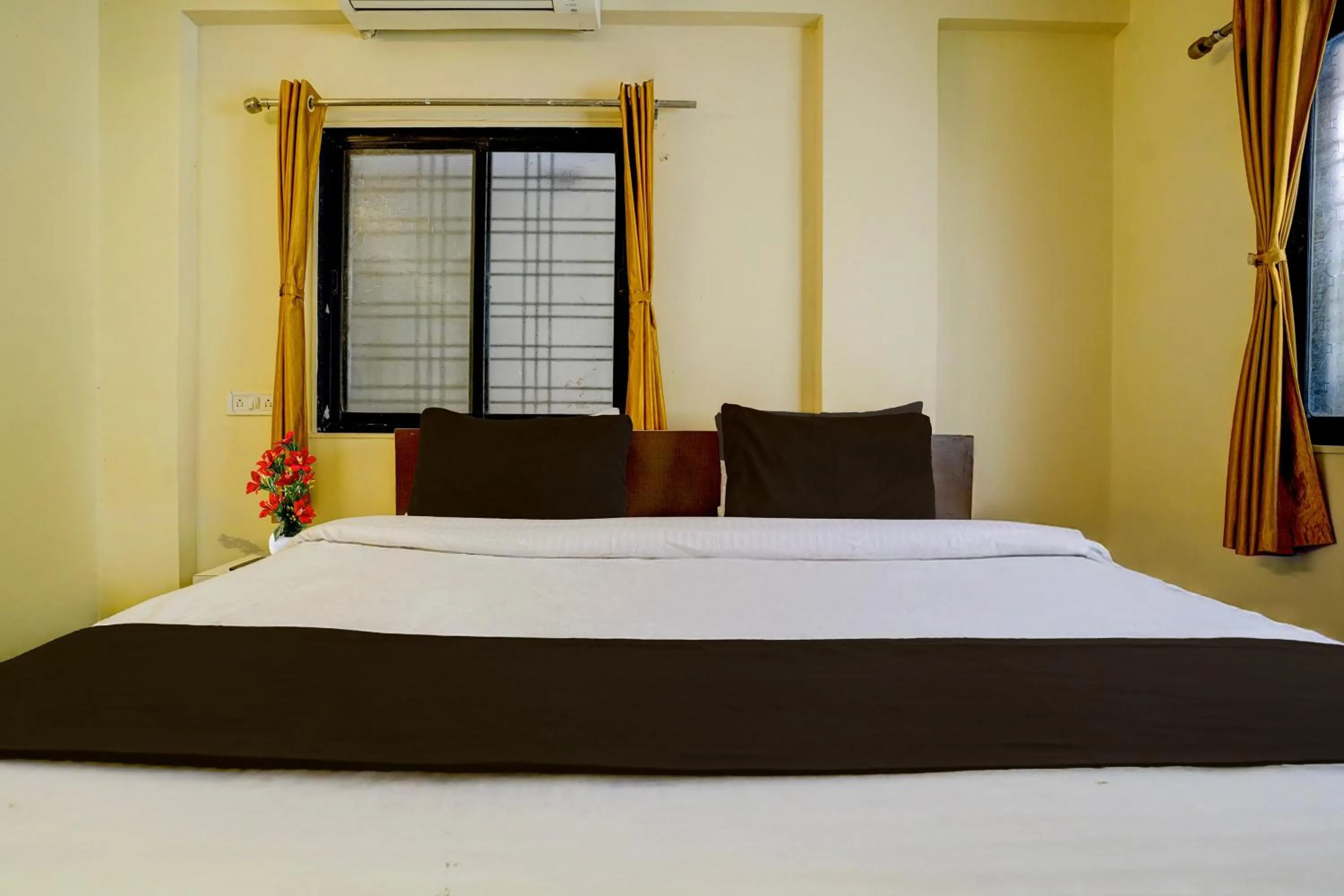 Bedroom, Bed in Super Hotel O Sainagar Shirdi Railway Junction Formerly Sai Vyankatesh Residency