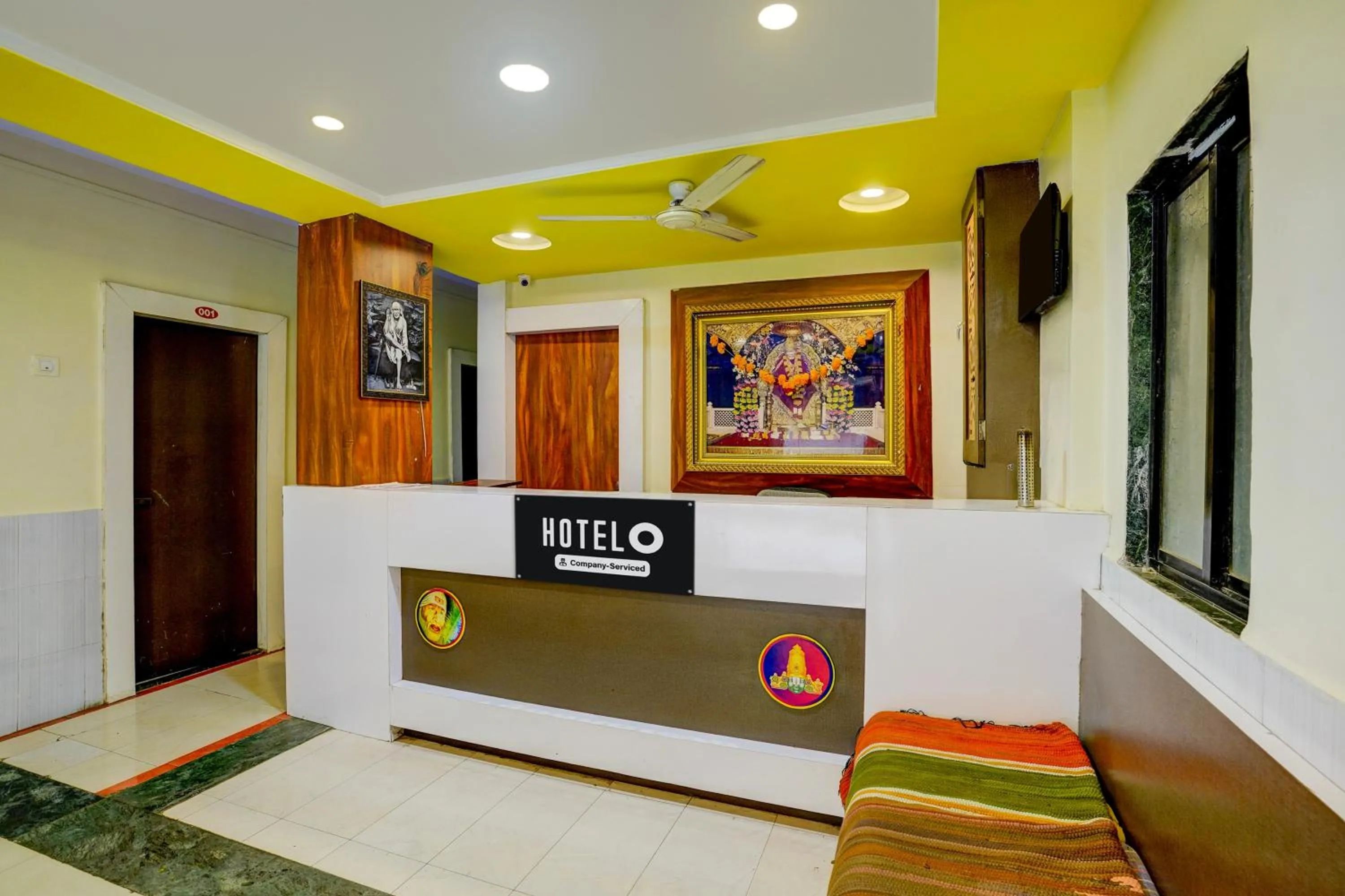Lobby or reception in Hotel O Sainagar Shirdi Railway Junction Formerly Sai Vyankatesh Residency