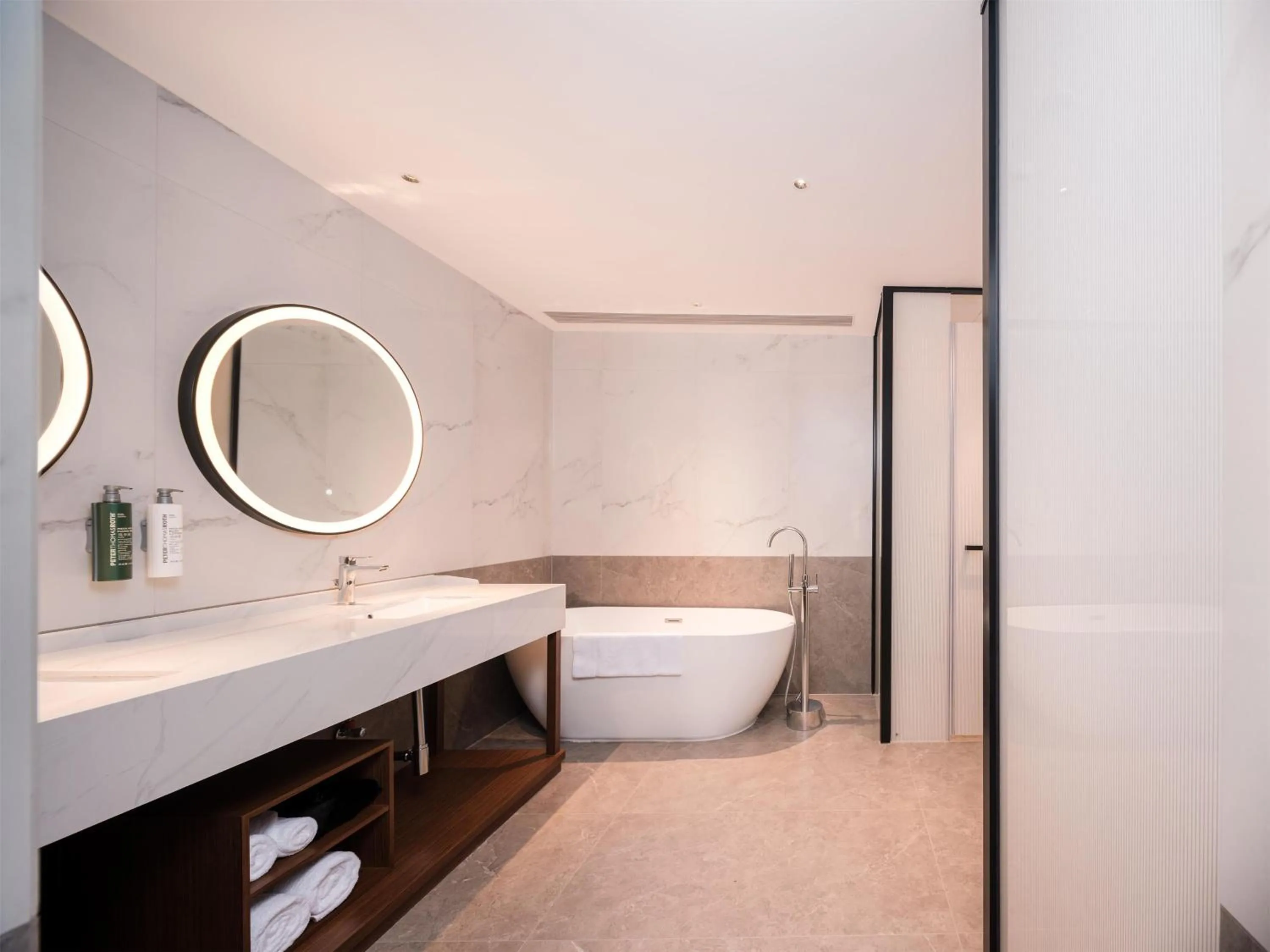 Bathroom, Bed in Hilton Garden Inn Taiyuan Jiefang Road