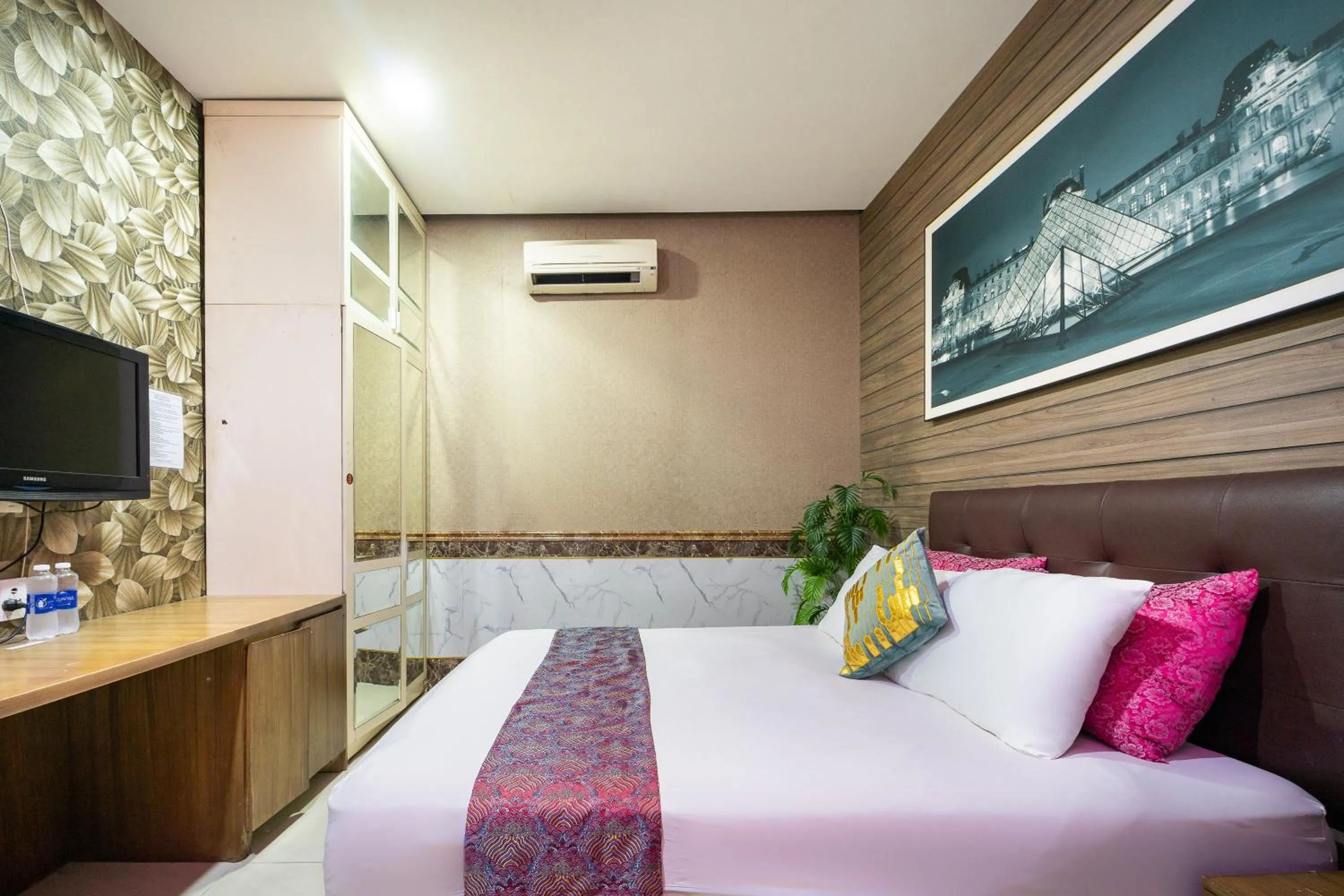Bedroom, Bed in Dancenter Near Hanh Hospital Formerly Lan Rung