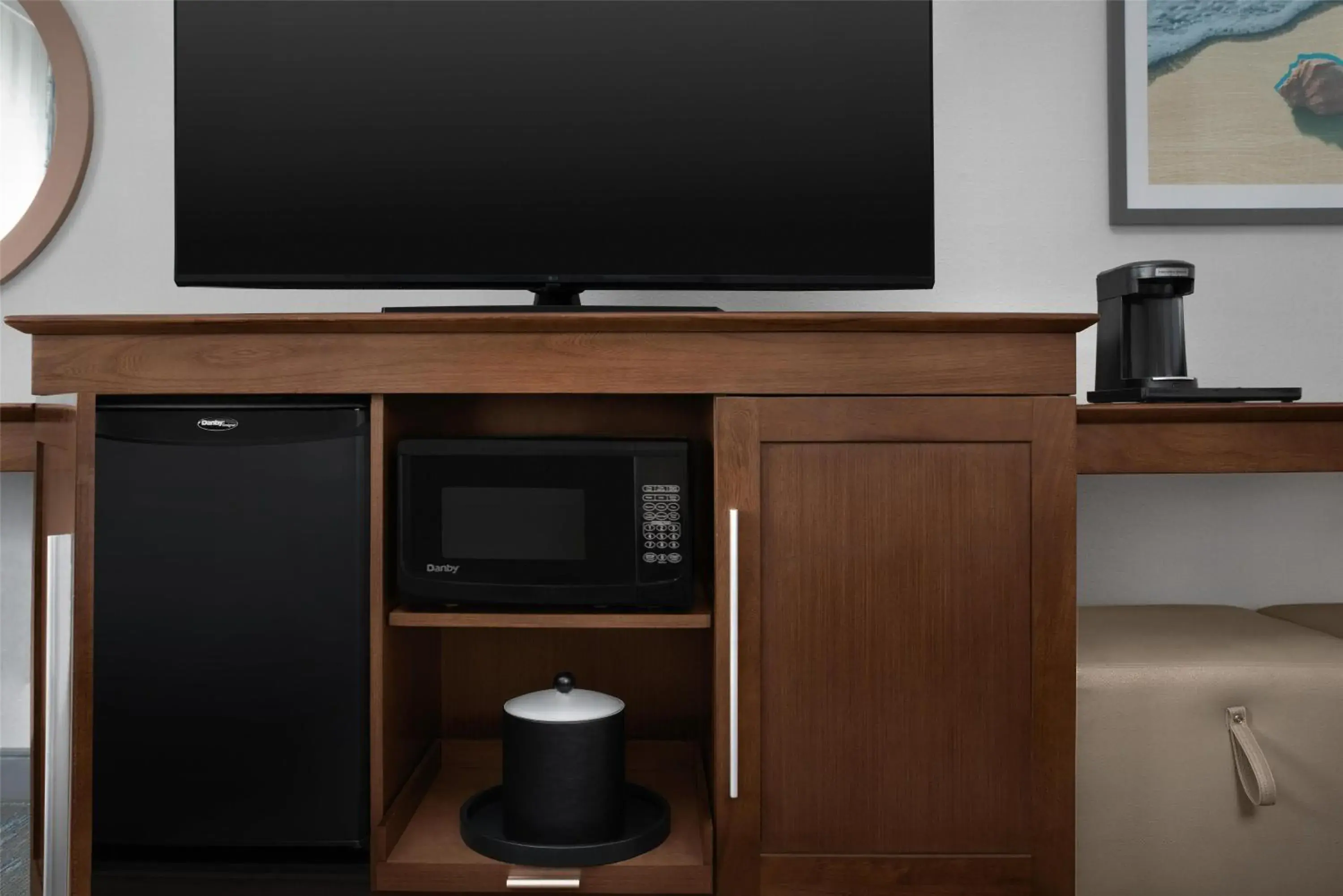 King Studio Suite with Sofa Bed - Hearing Access/Non-Smoking in Hampton Inn and Suites by Hilton Vero Beach-Downtown King Studio Suite with Sofa Bed - Hearing Access/Non-Smoking in Hampton Inn and Suites by Hilton Vero Beach-Downtown