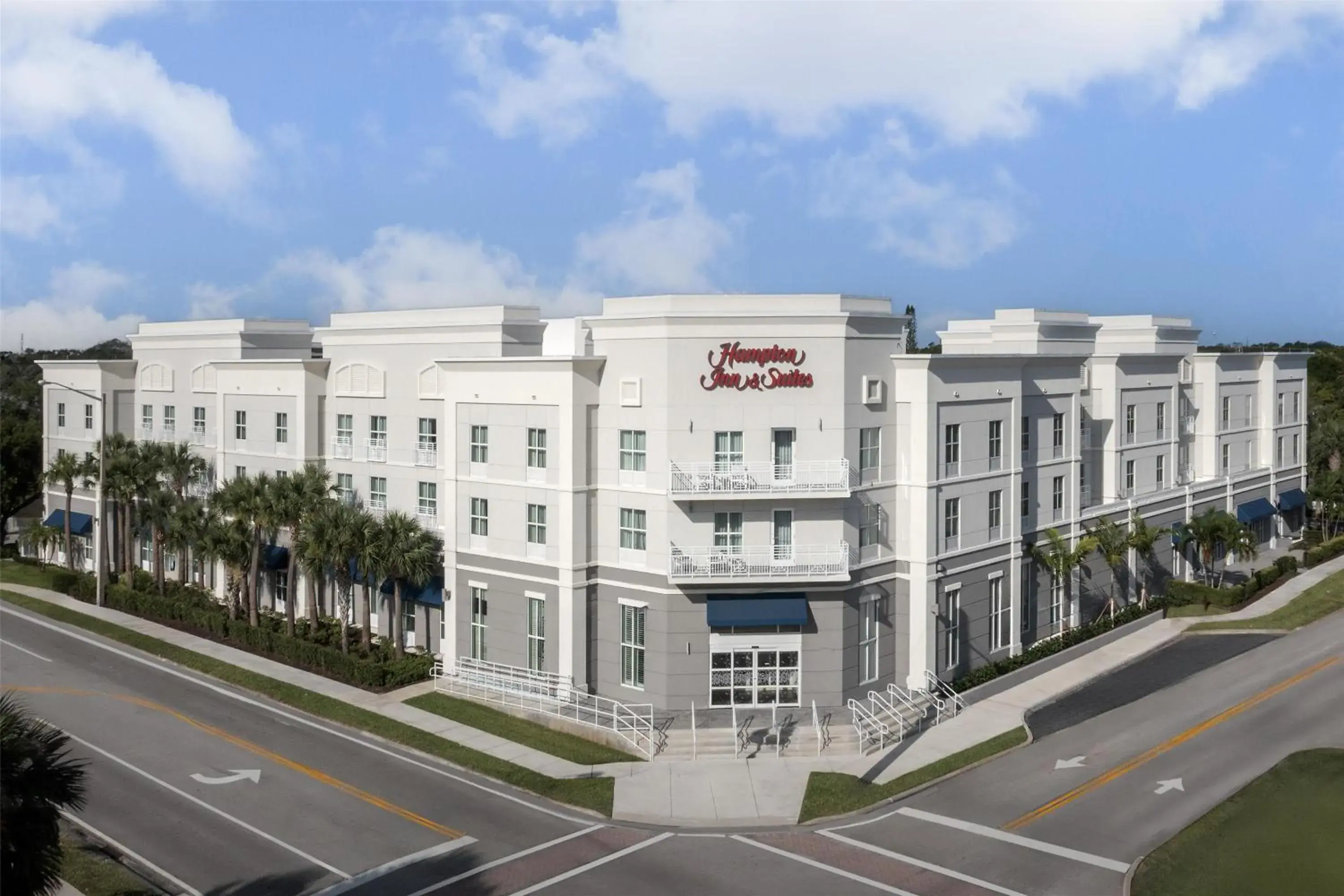 Property building in Hampton Inn and Suites by Hilton Vero Beach-Downtown Property building in Hampton Inn and Suites by Hilton Vero Beach-Downtown