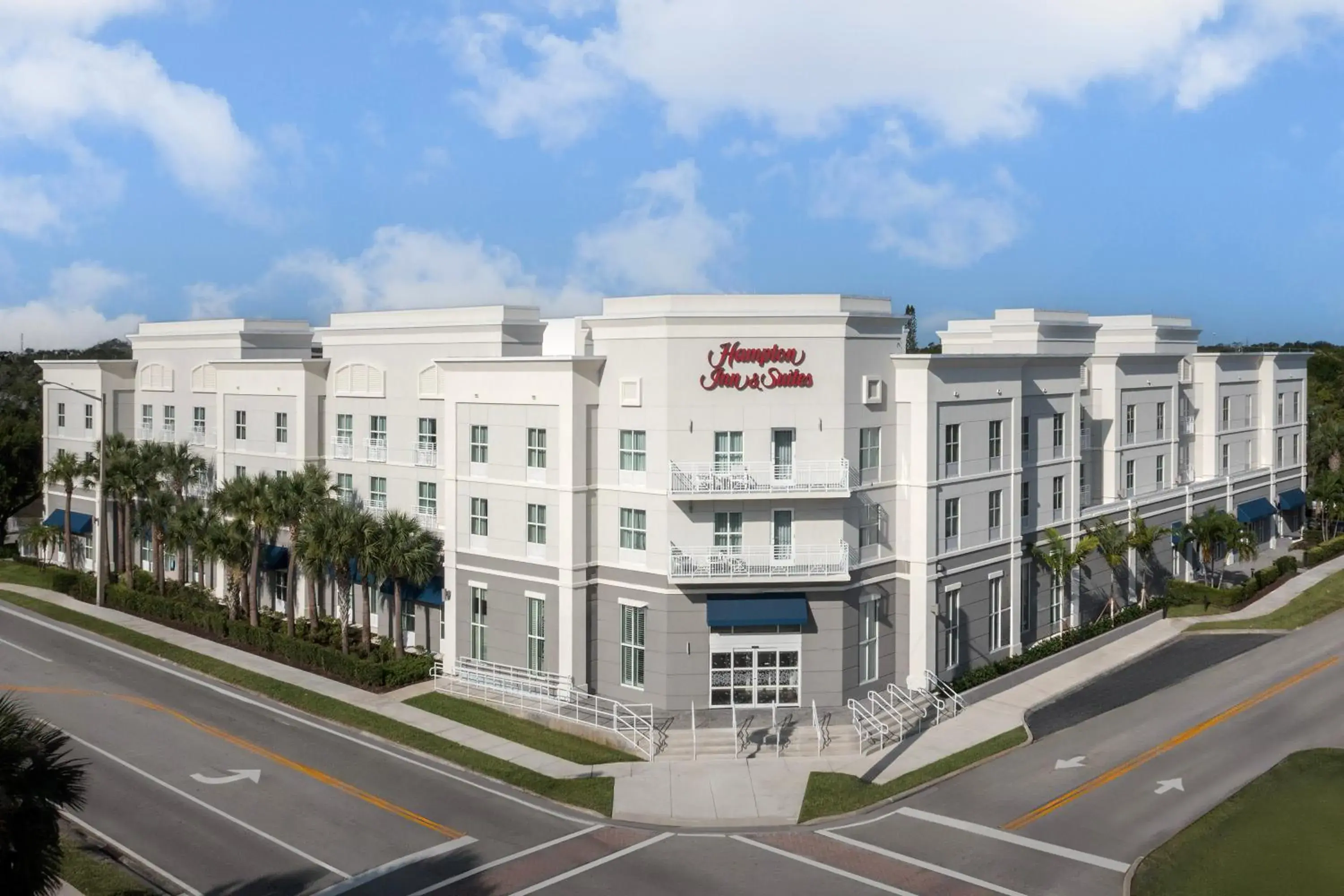 Property building in Hampton Inn and Suites by Hilton Vero Beach-Downtown Property building in Hampton Inn and Suites by Hilton Vero Beach-Downtown