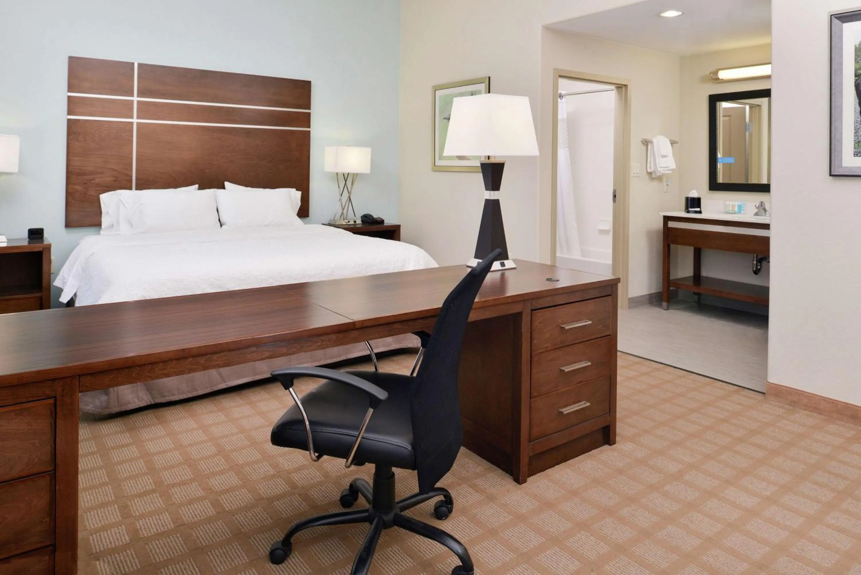 Bedroom, Bed in Hampton Inn and Suites Hutto