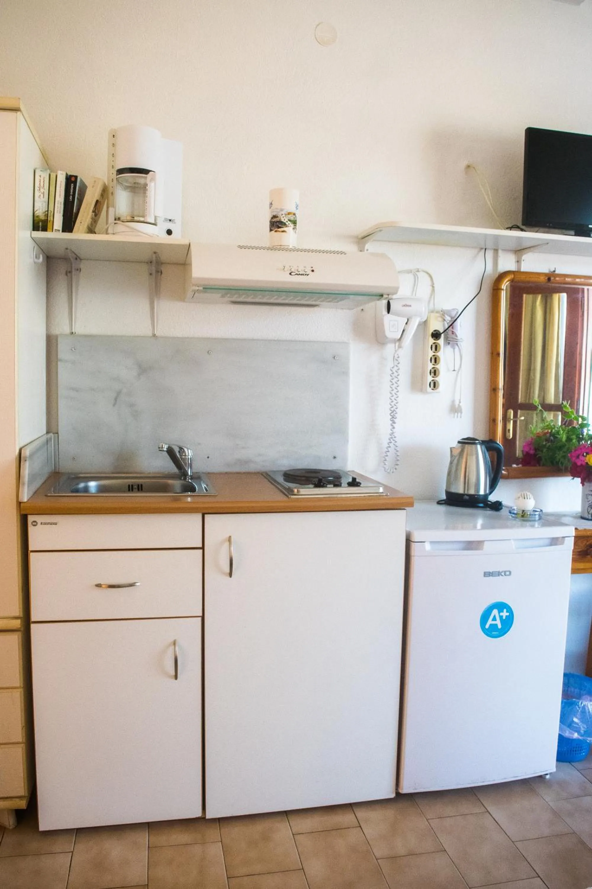 Kitchen or kitchenette in Yvonni Studios