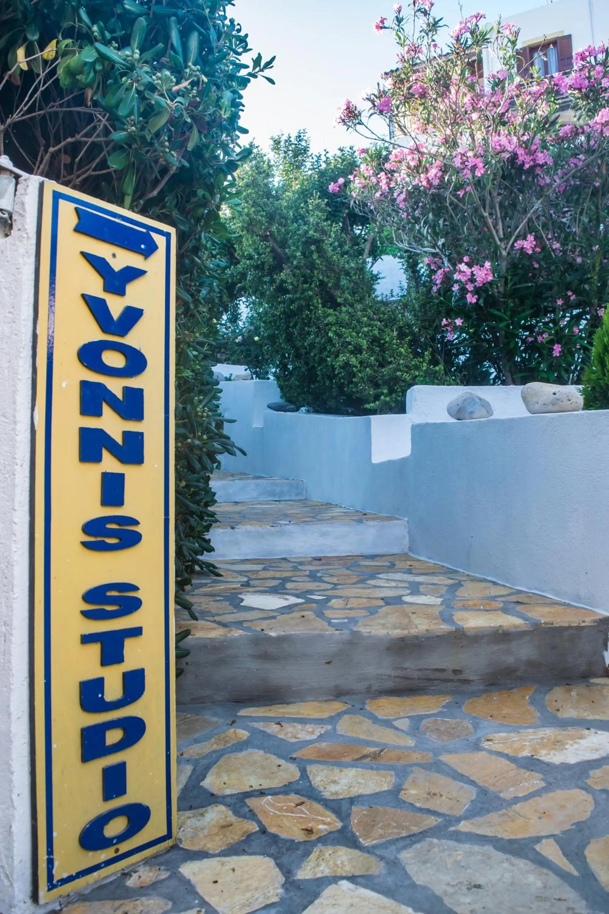 Facade/entrance in Yvonni Studios