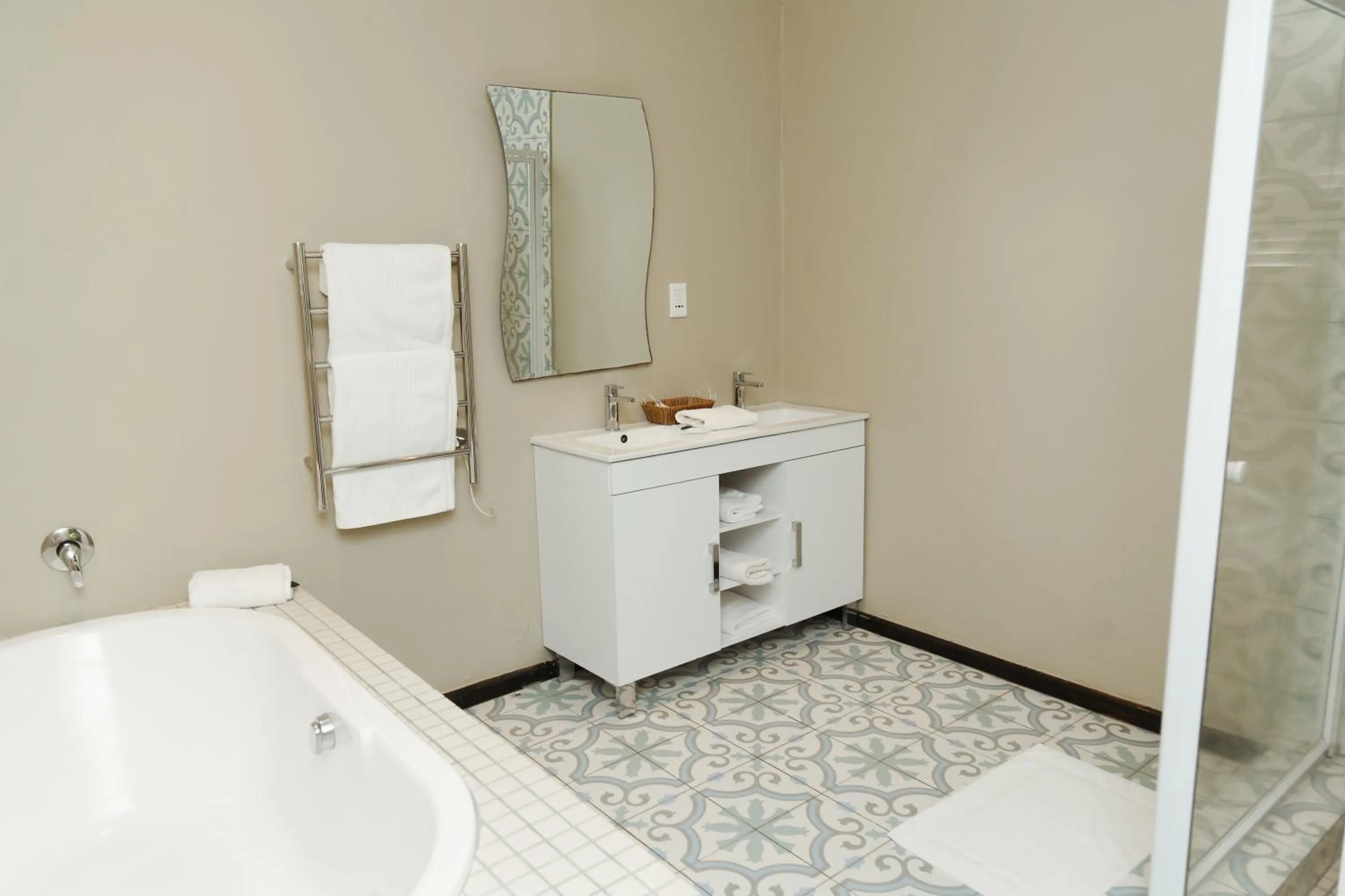 Bathroom in Le Pommier Wine Estate