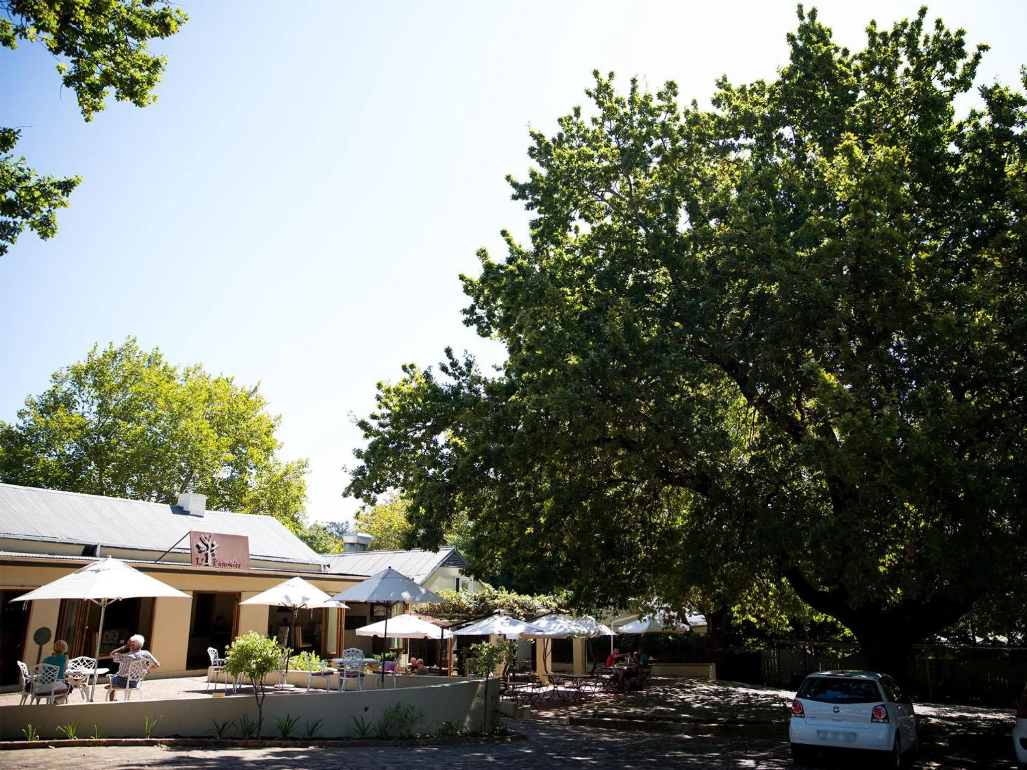 Restaurant/places to eat in Le Pommier Wine Estate