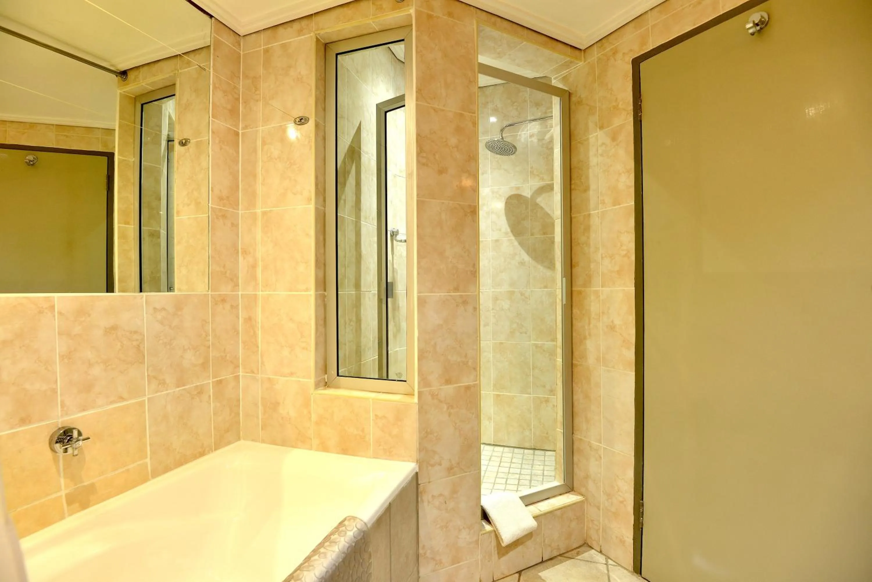 Shower in Cresta Jameson Hotel