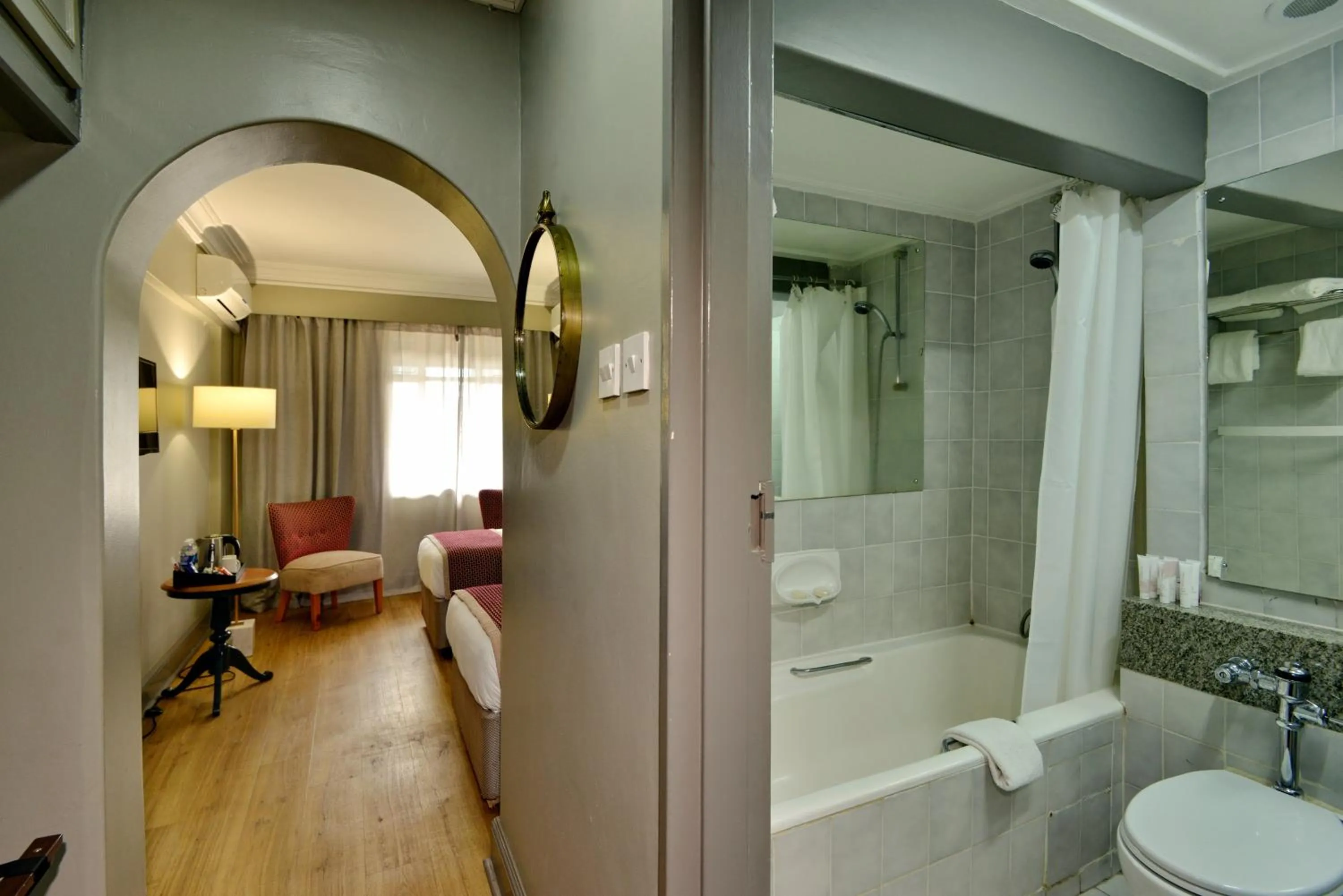 Shower in Cresta Jameson Hotel