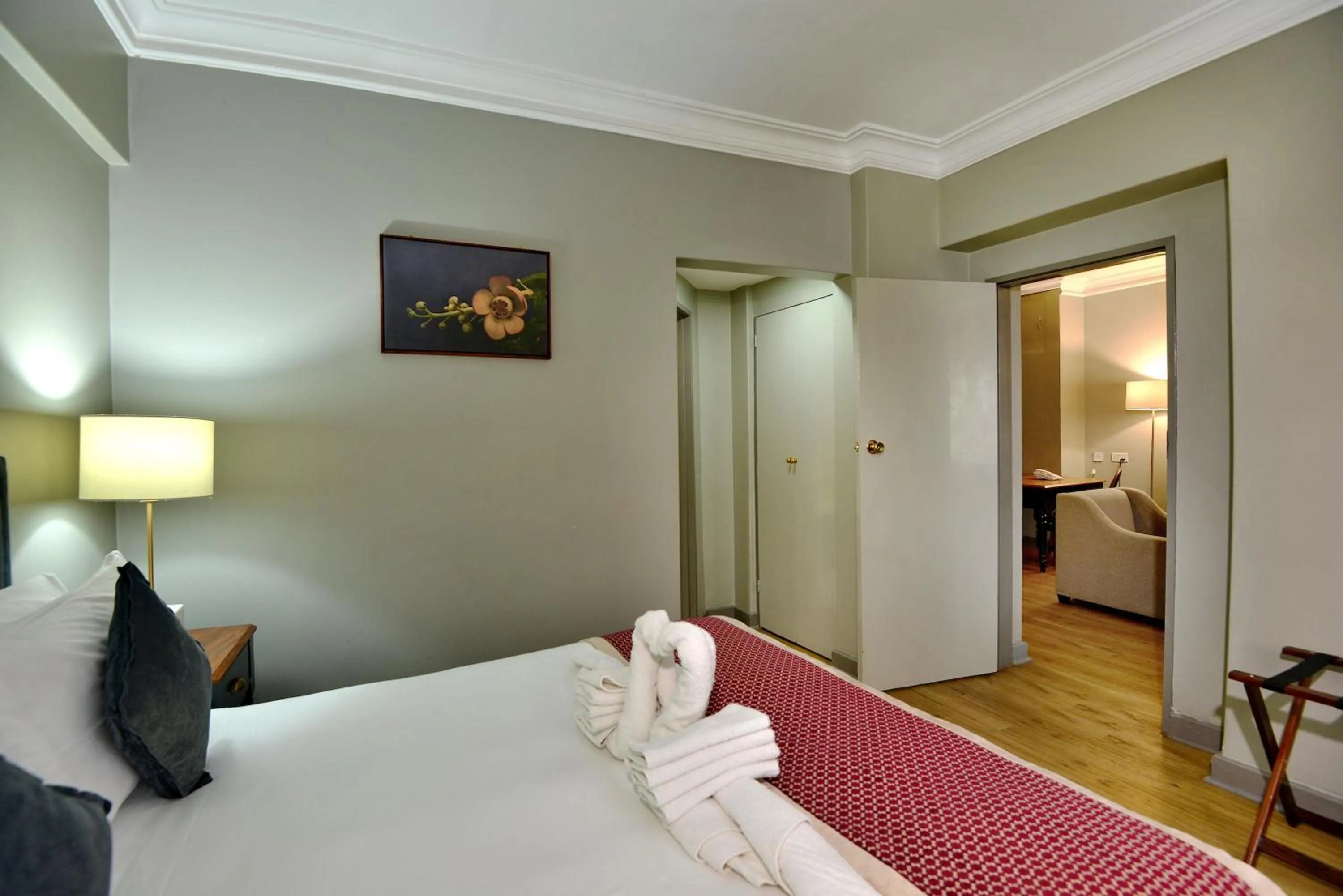 Bedroom, Bed in Cresta Jameson Hotel