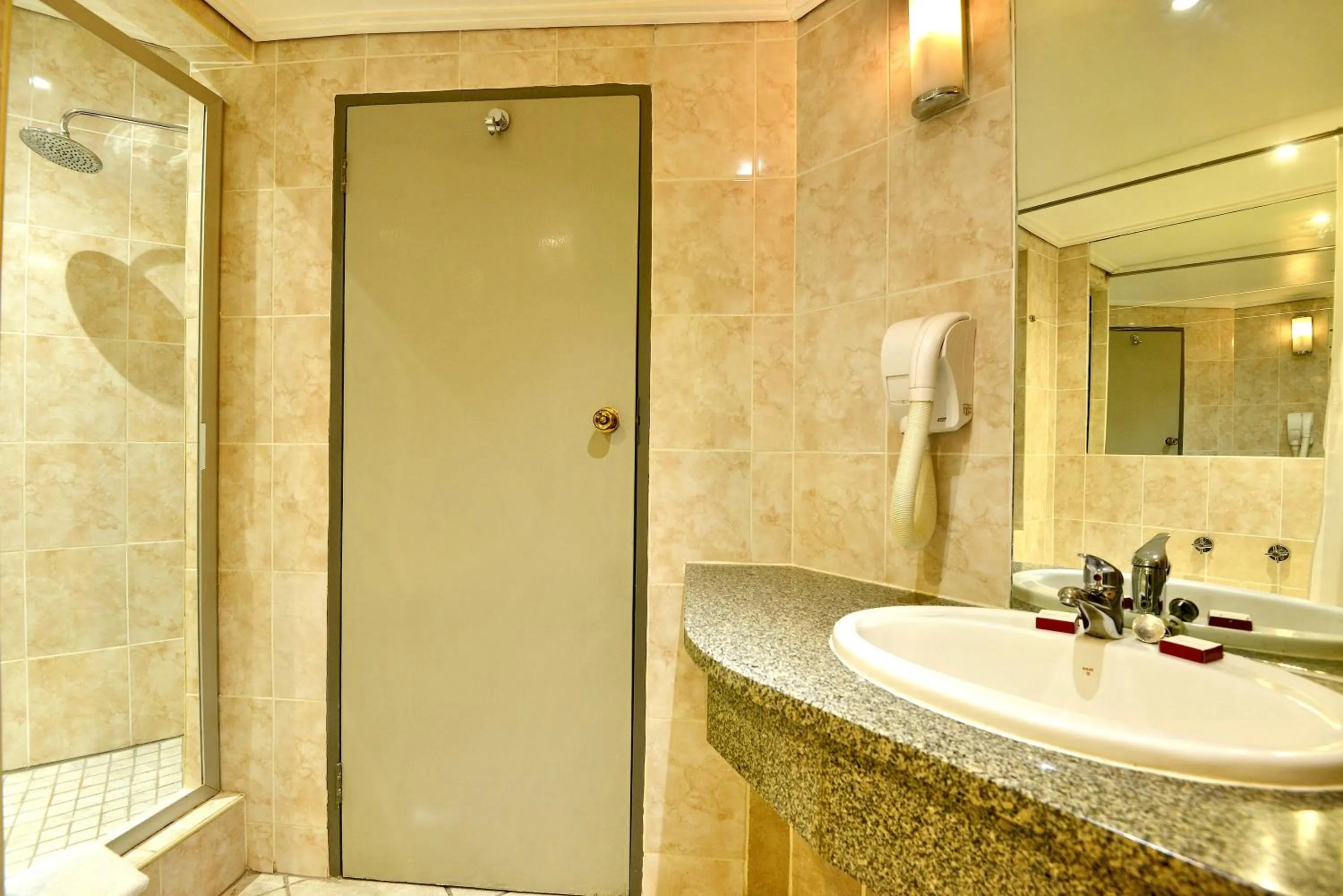 Bathroom in Cresta Jameson Hotel