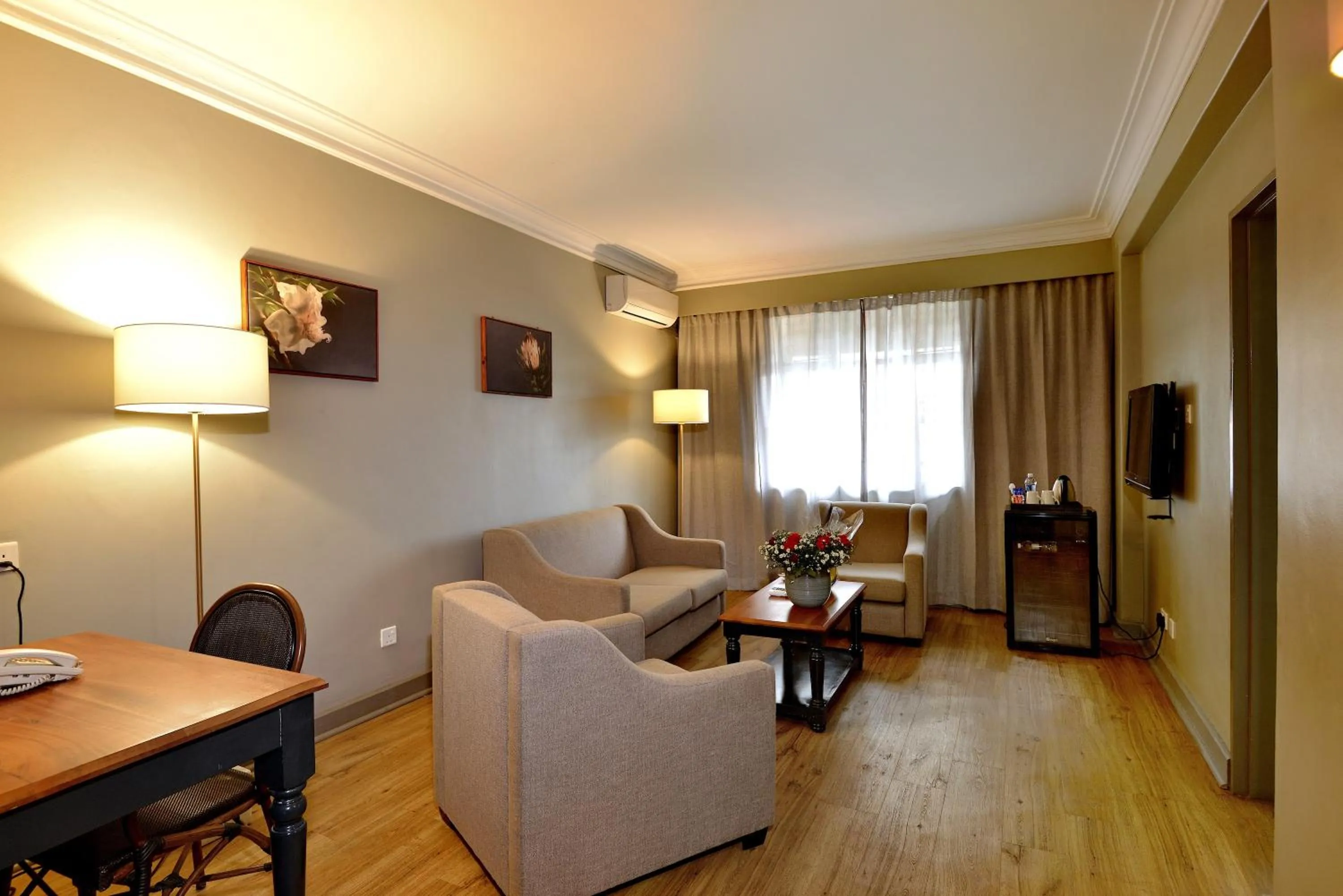 Seating area in Cresta Jameson Hotel