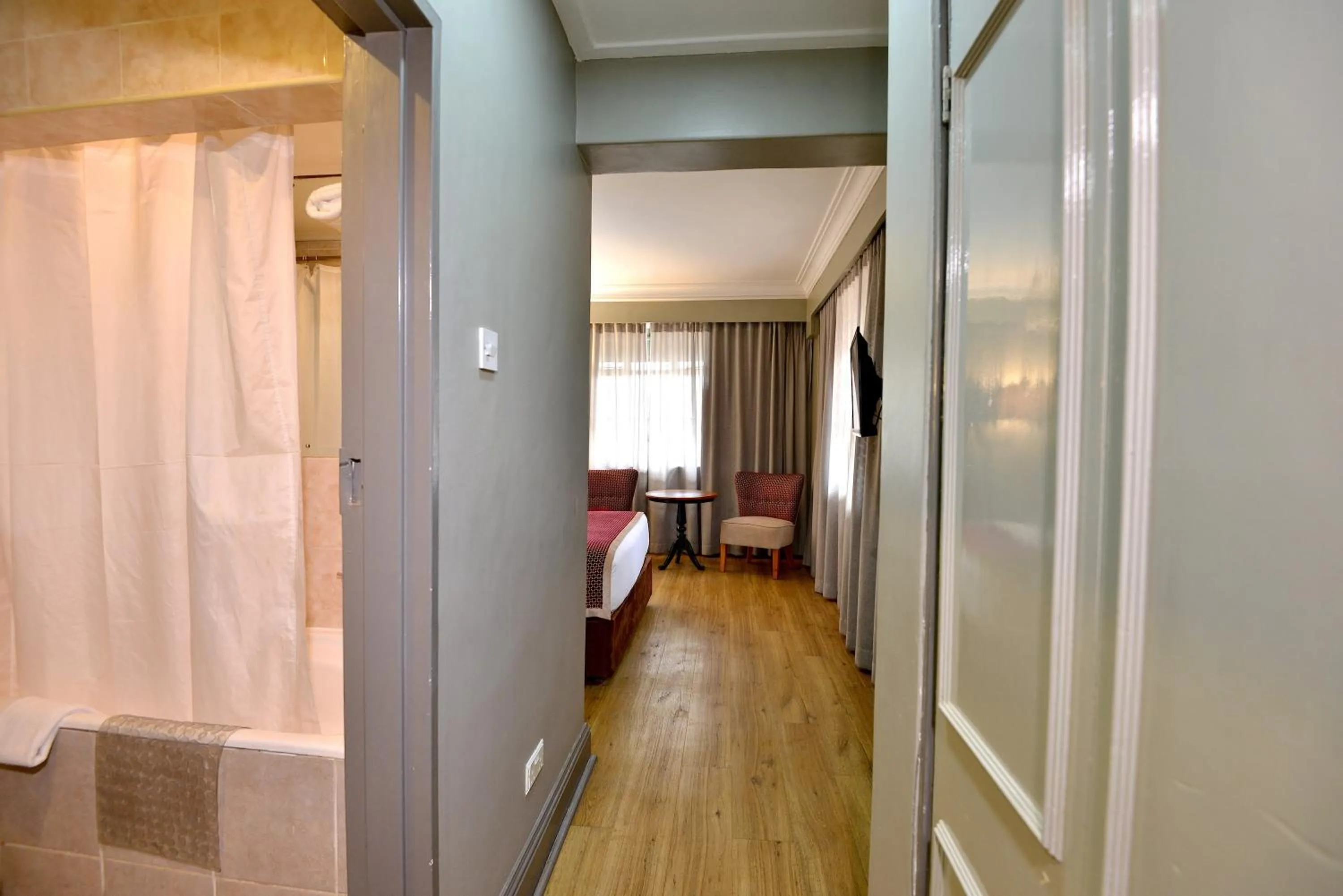 Bedroom, Bed in Cresta Jameson Hotel