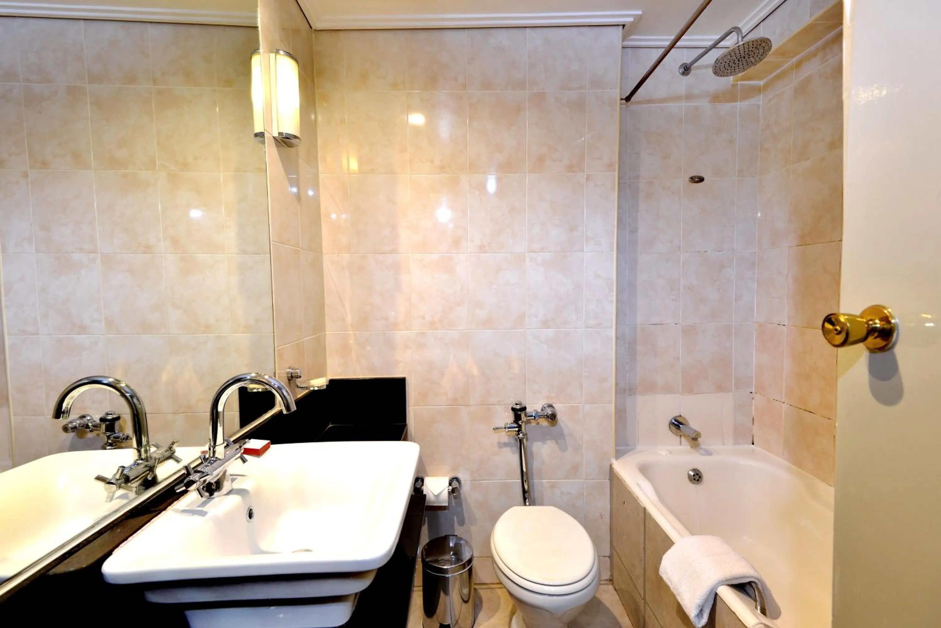 Shower in Cresta Jameson Hotel