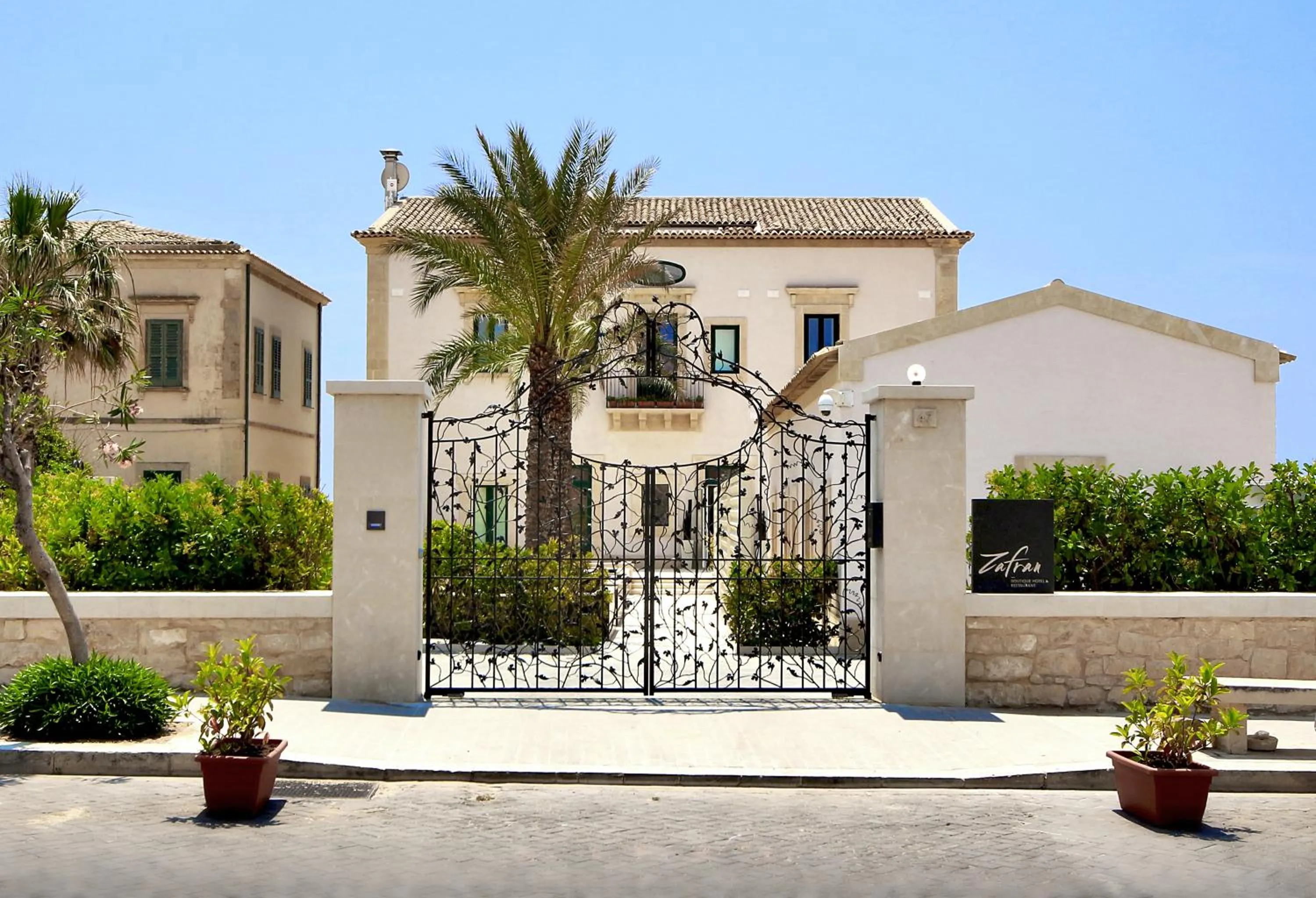 Facade/entrance in Zafran Boutique Hotel