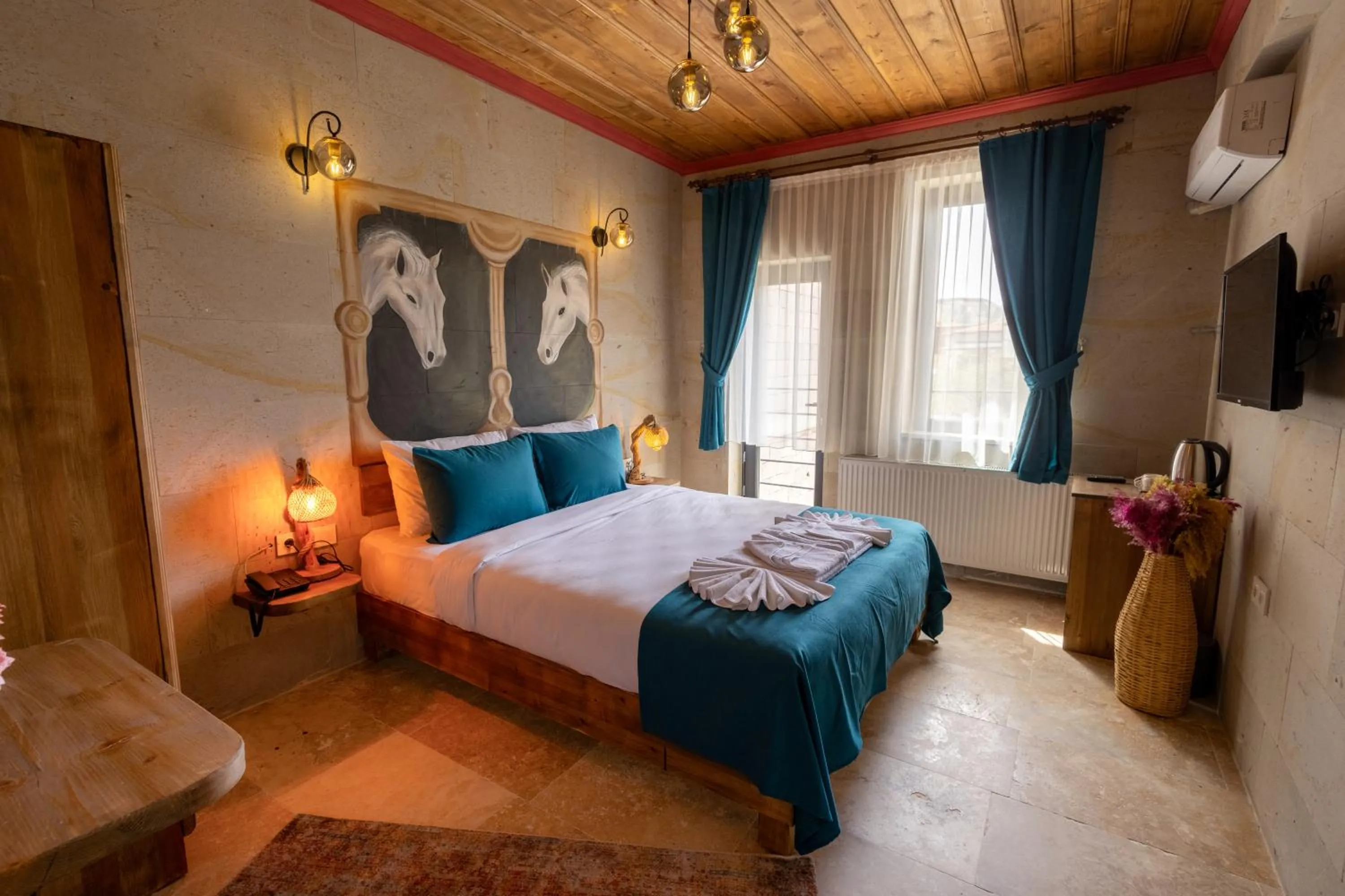 Communal lounge/ TV room, Bed in Rio Cappadocia Hotel