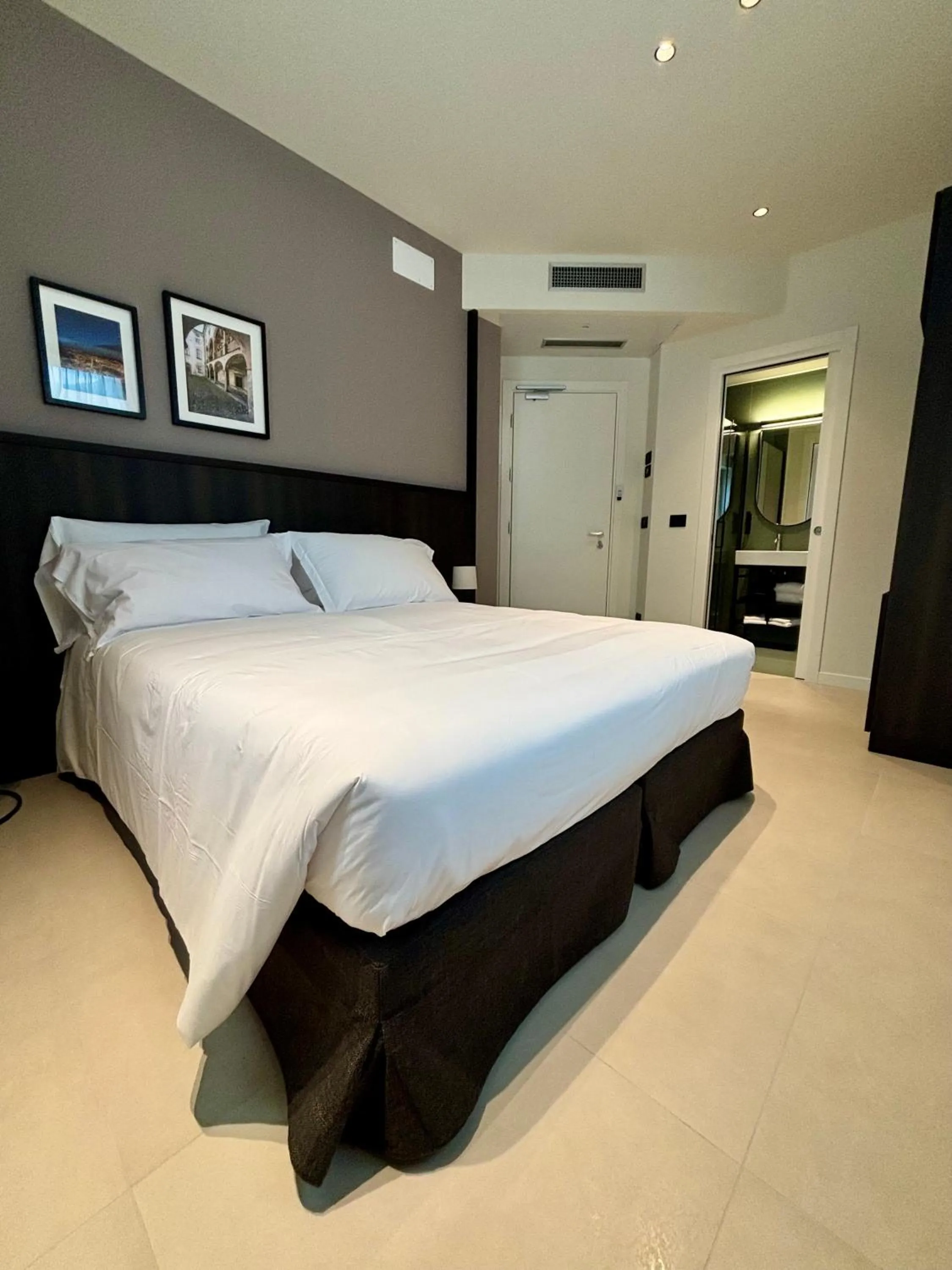 Photo of the whole room, Bed in Hotel Stelvio Tirano