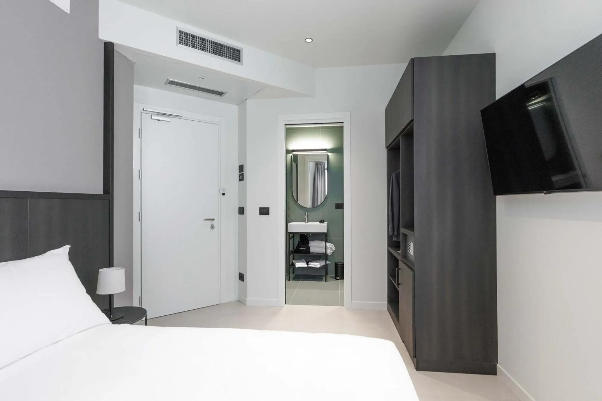 Bed in Hotel Stelvio Tirano