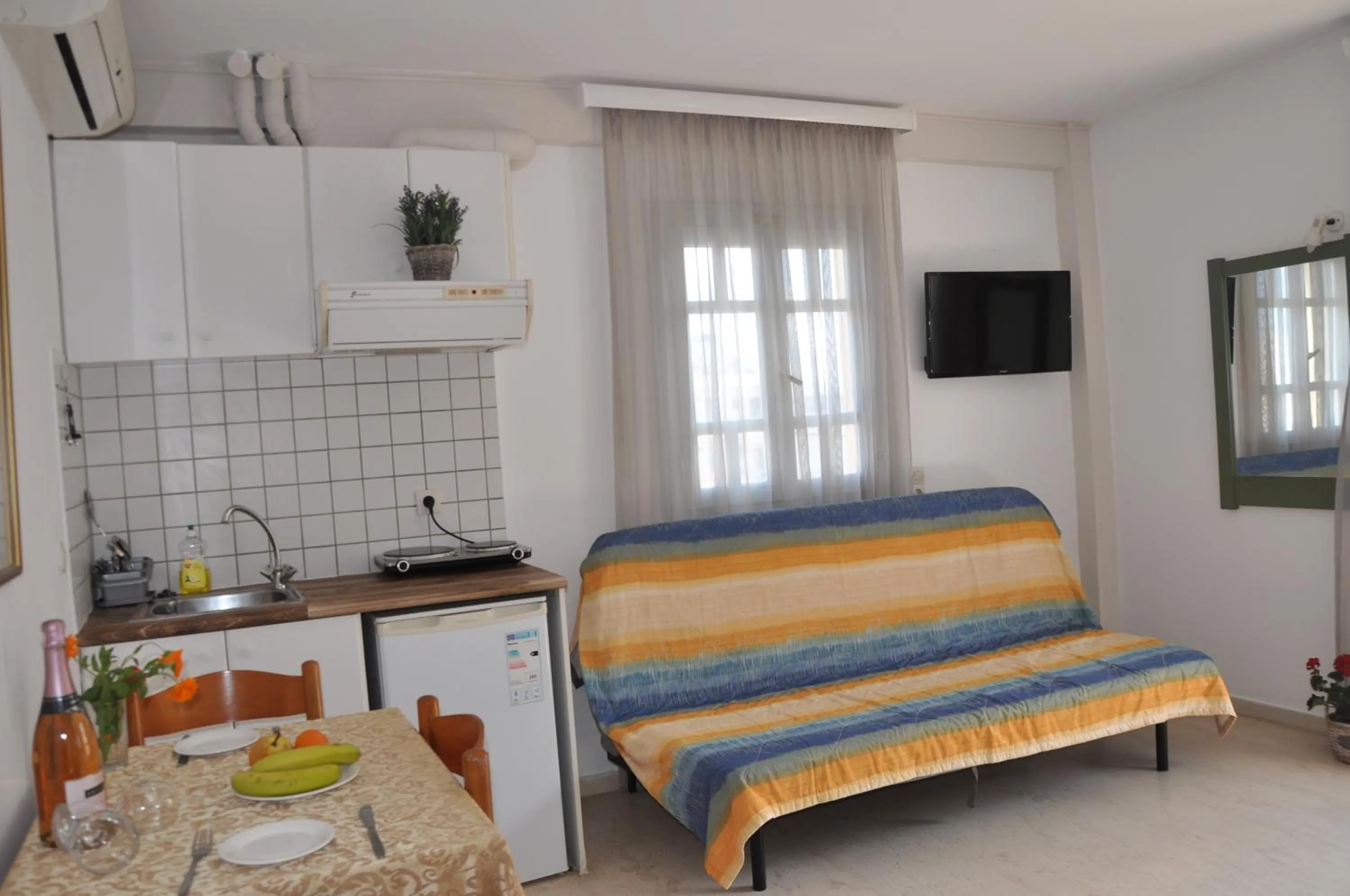Kitchen or kitchenette, Bed in Helen Suites