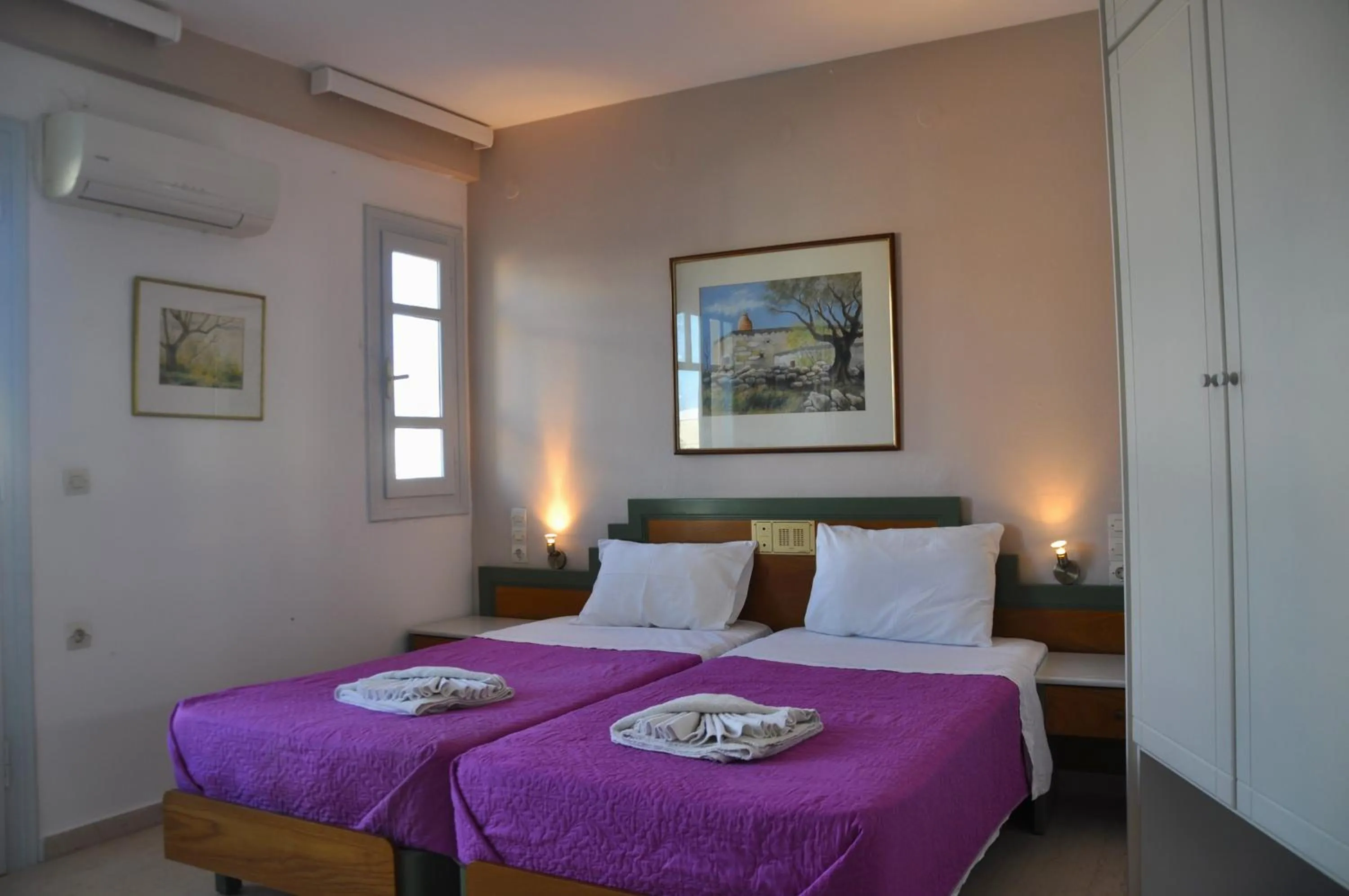 Bedroom, Bed in Helen Suites