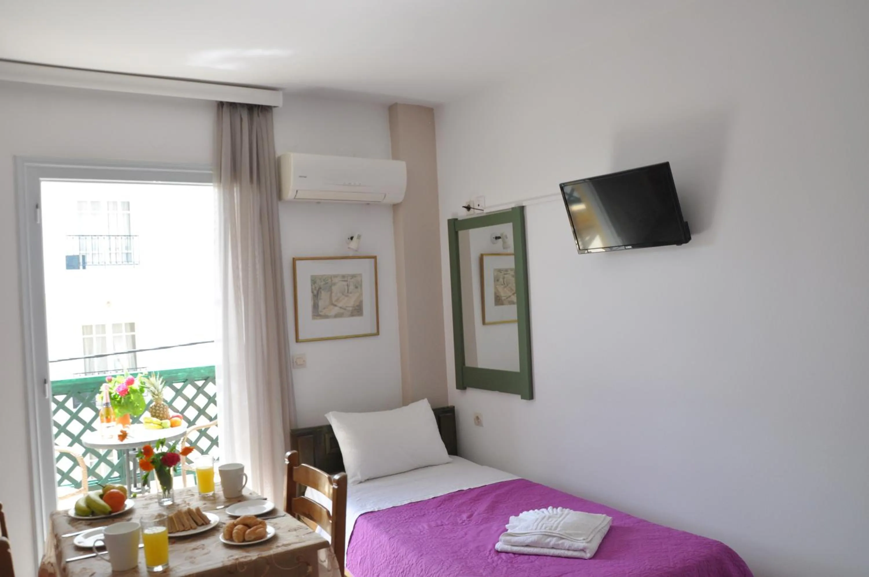 Photo of the whole room, Bed in Helen Suites