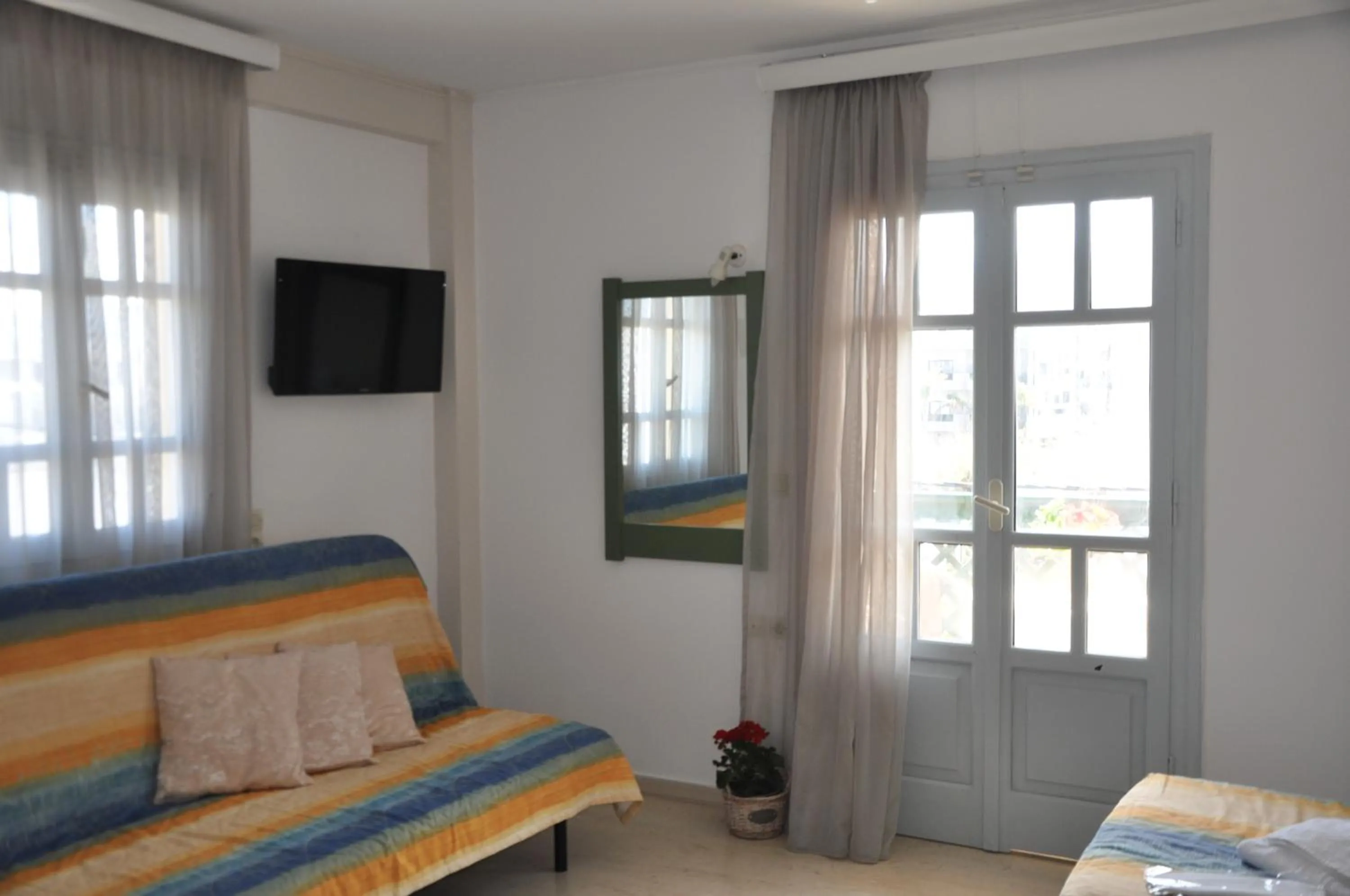 Photo of the whole room, Bed in Helen Suites