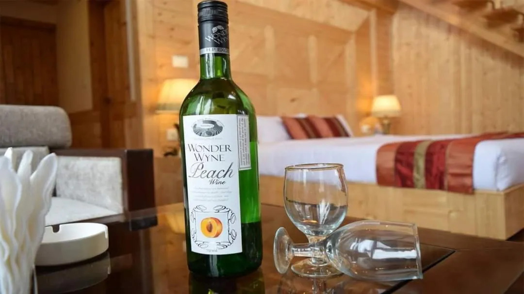 Food and drinks in Azure Chandertal Regency Hotel And Spa