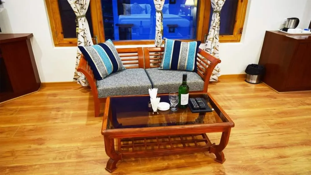 Seating area in Azure Chandertal Regency Hotel And Spa