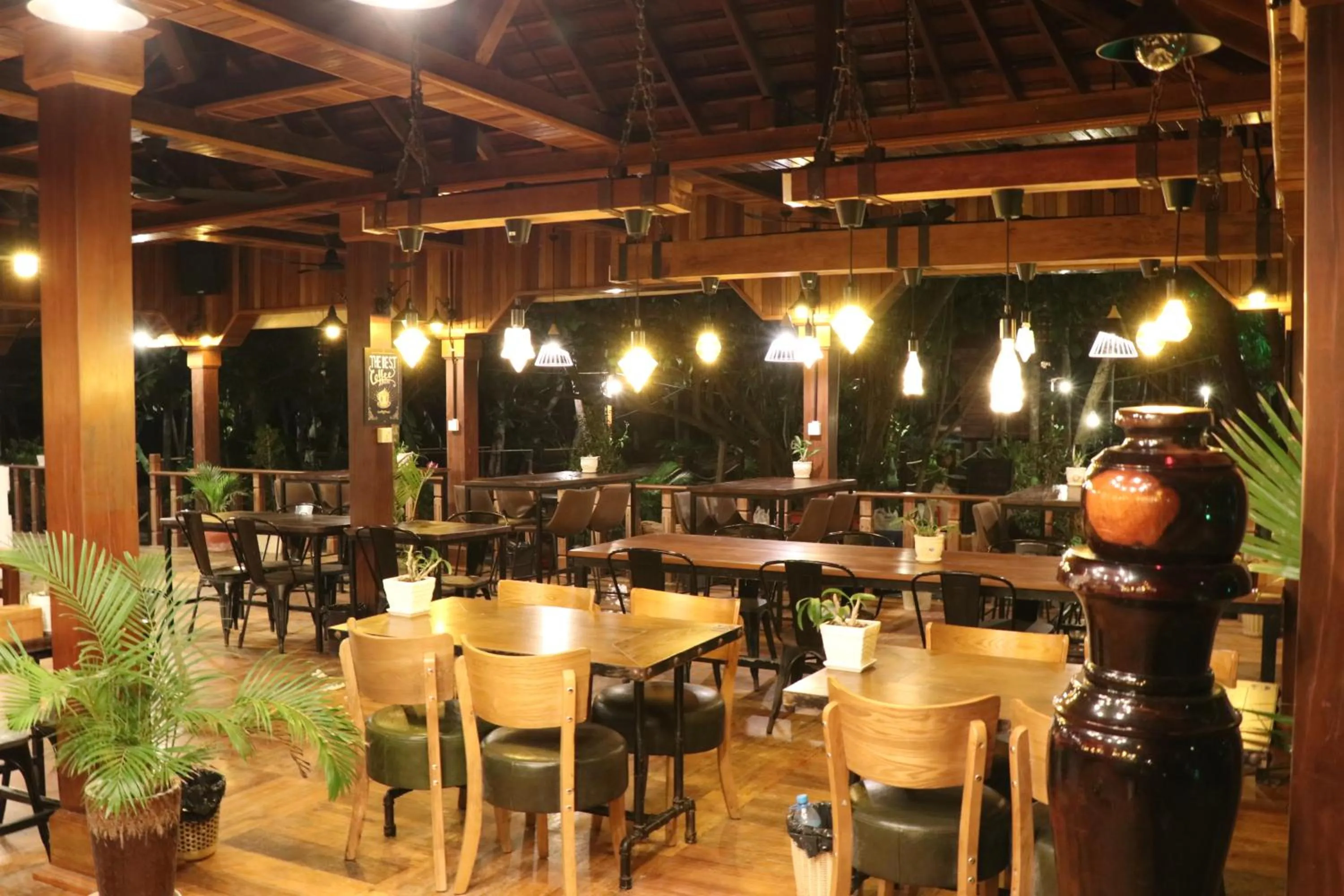 Restaurant/places to eat in Tree House Bungalows