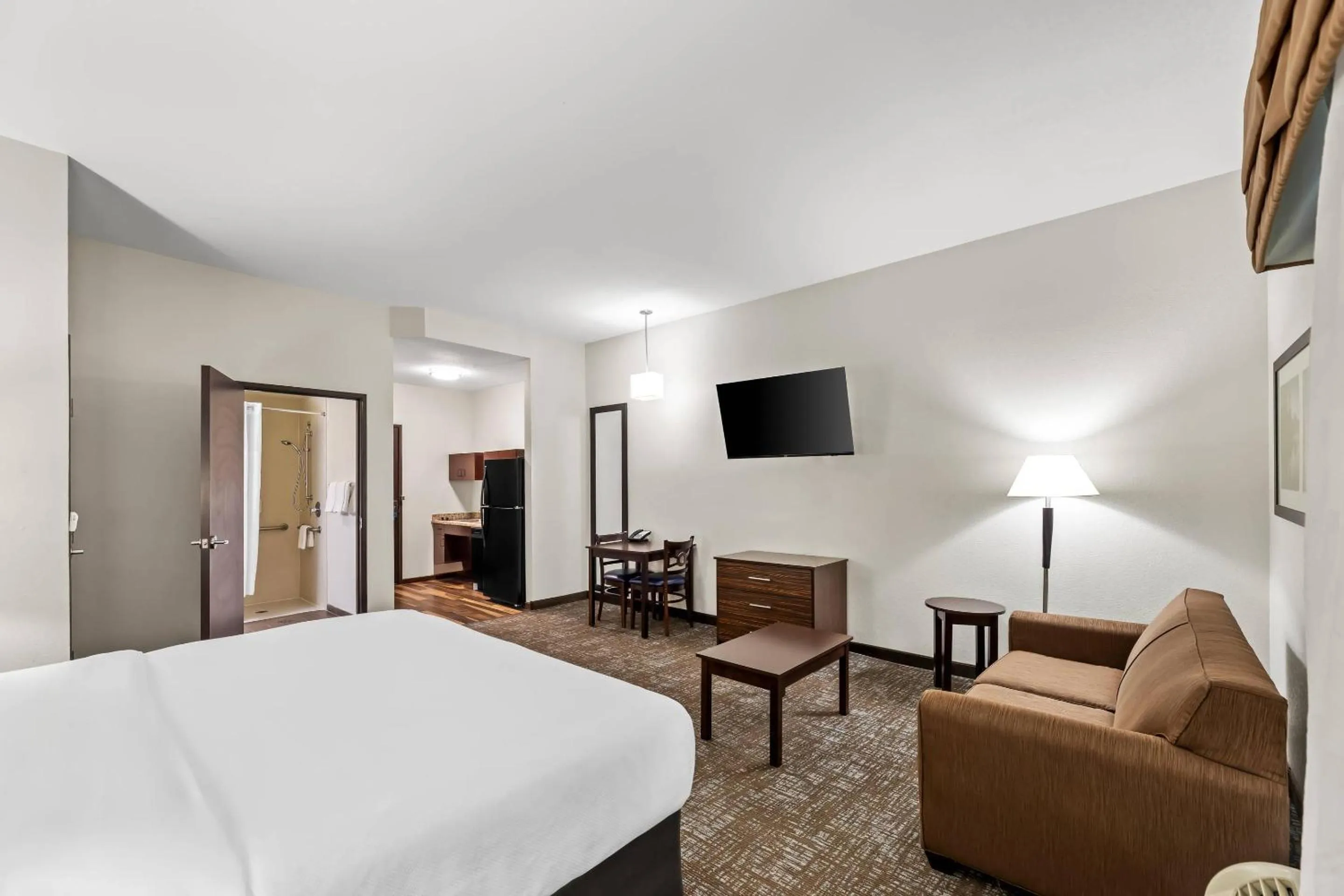 Bedroom, Bed in MainStay Suites Lufkin