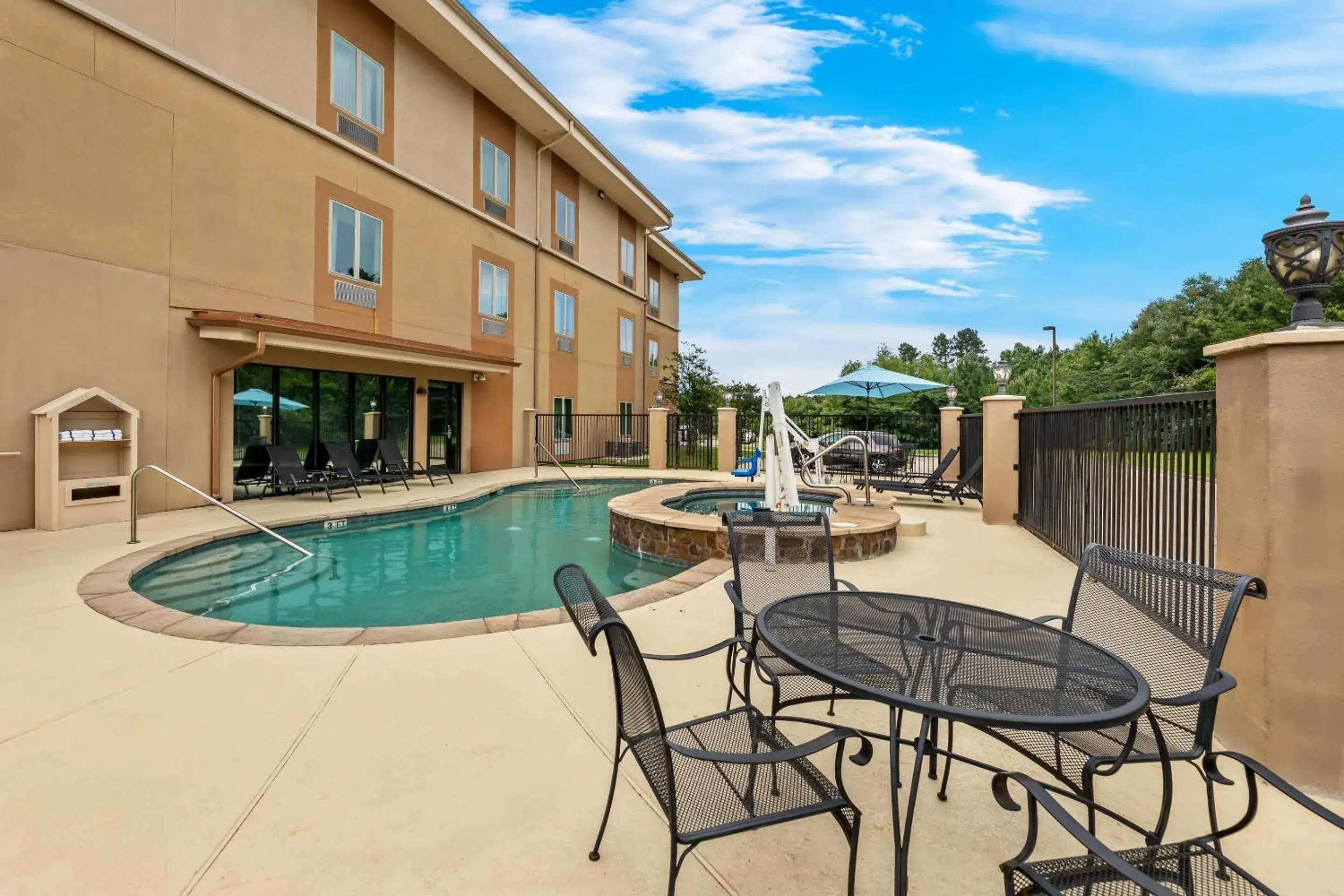 Swimming pool in MainStay Suites Lufkin Swimming pool in MainStay Suites Lufkin