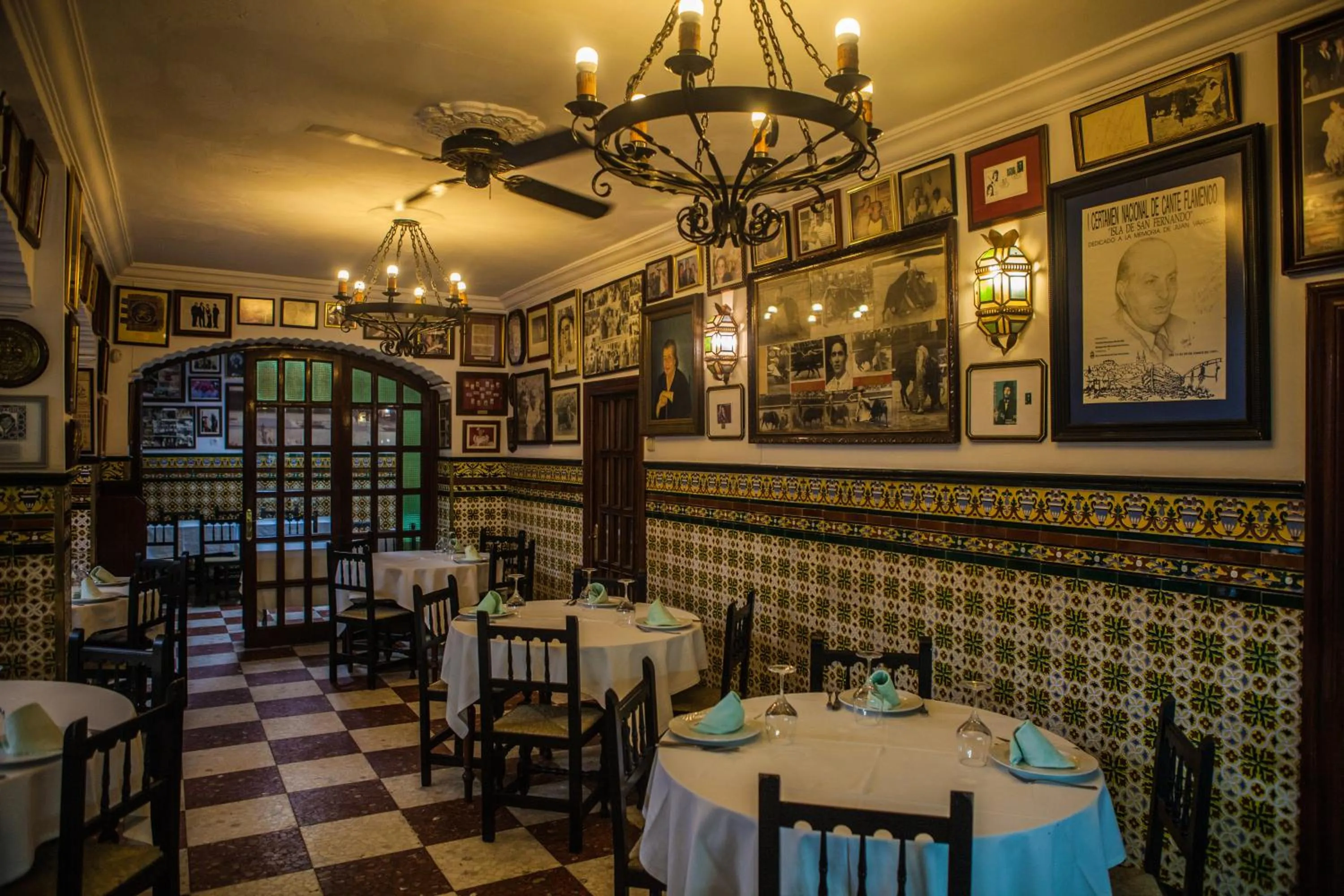 Restaurant/places to eat in Estudios Turísticos Bahia Sur