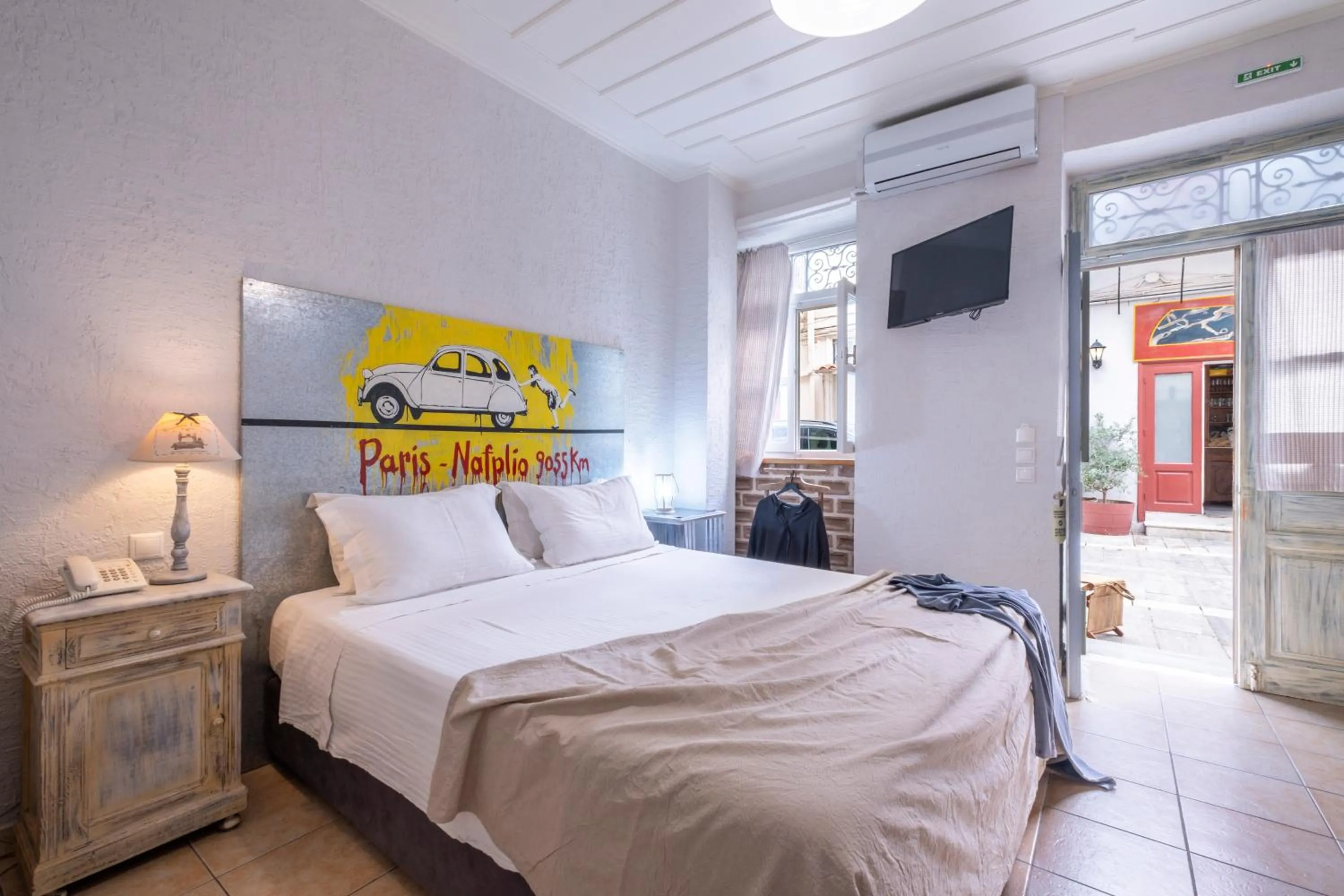 Bed in Amymone and Adiandi