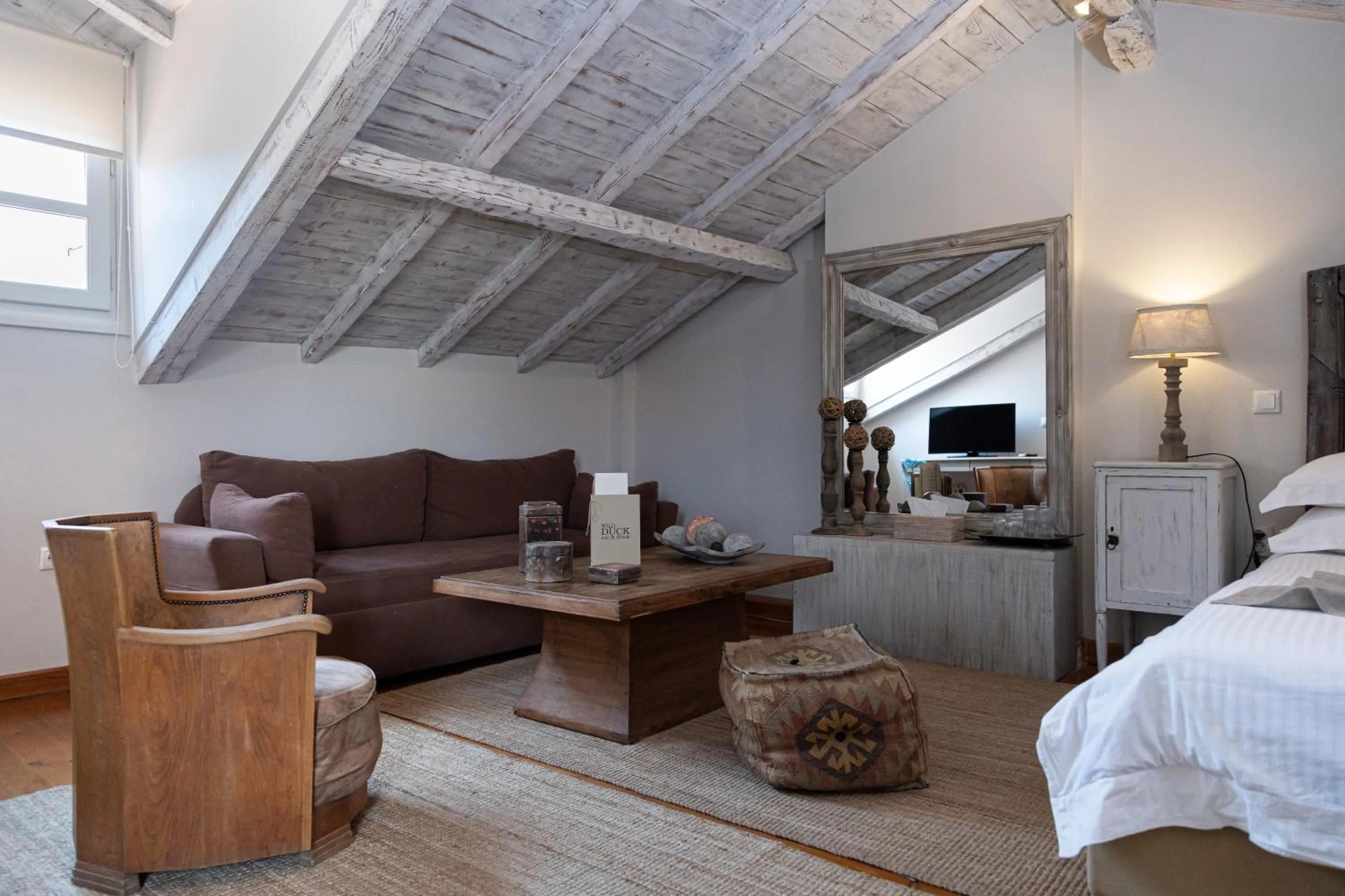 Photo of the whole room in Amymone and Adiandi