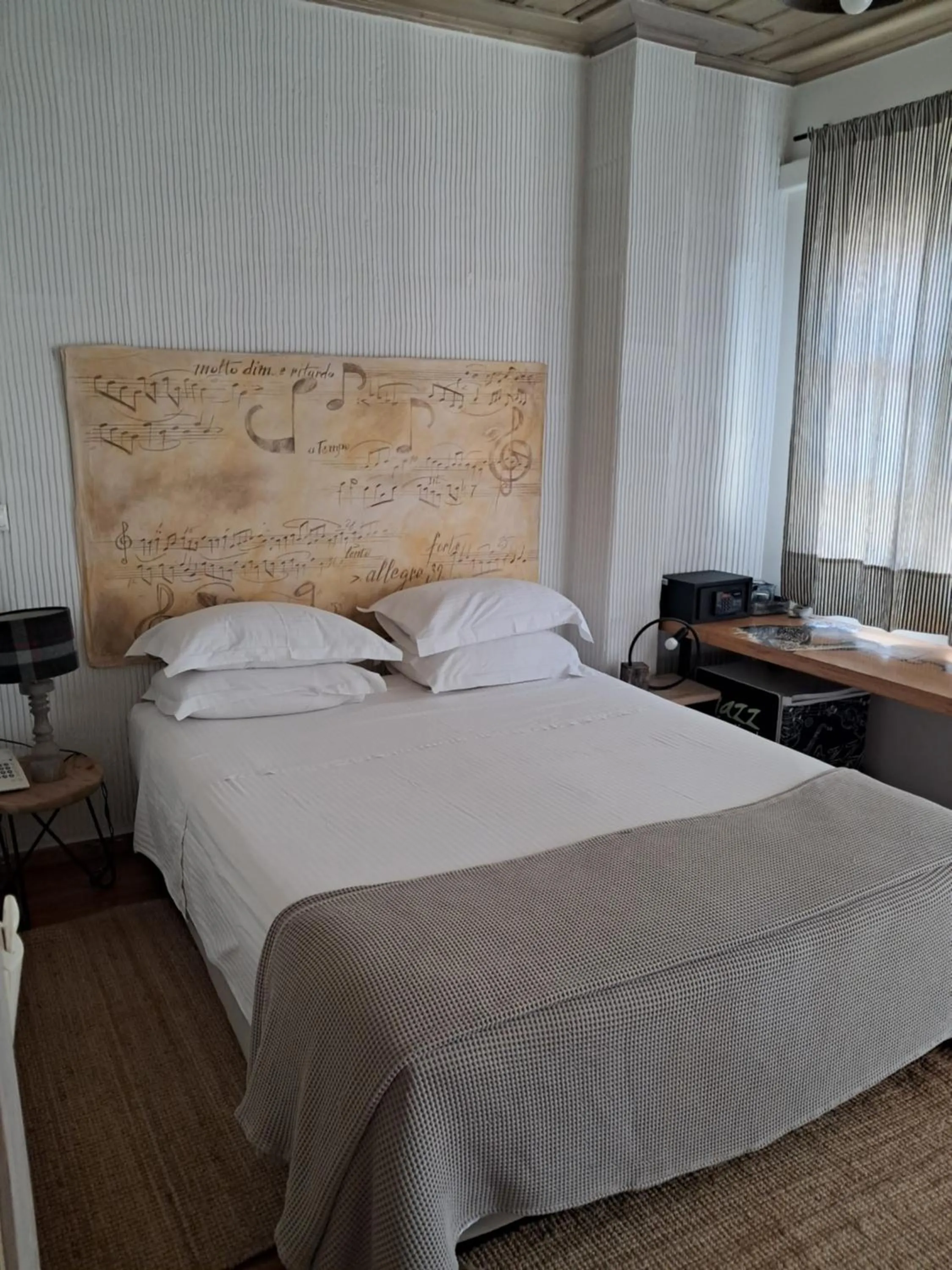 Bed in Amymone and Adiandi