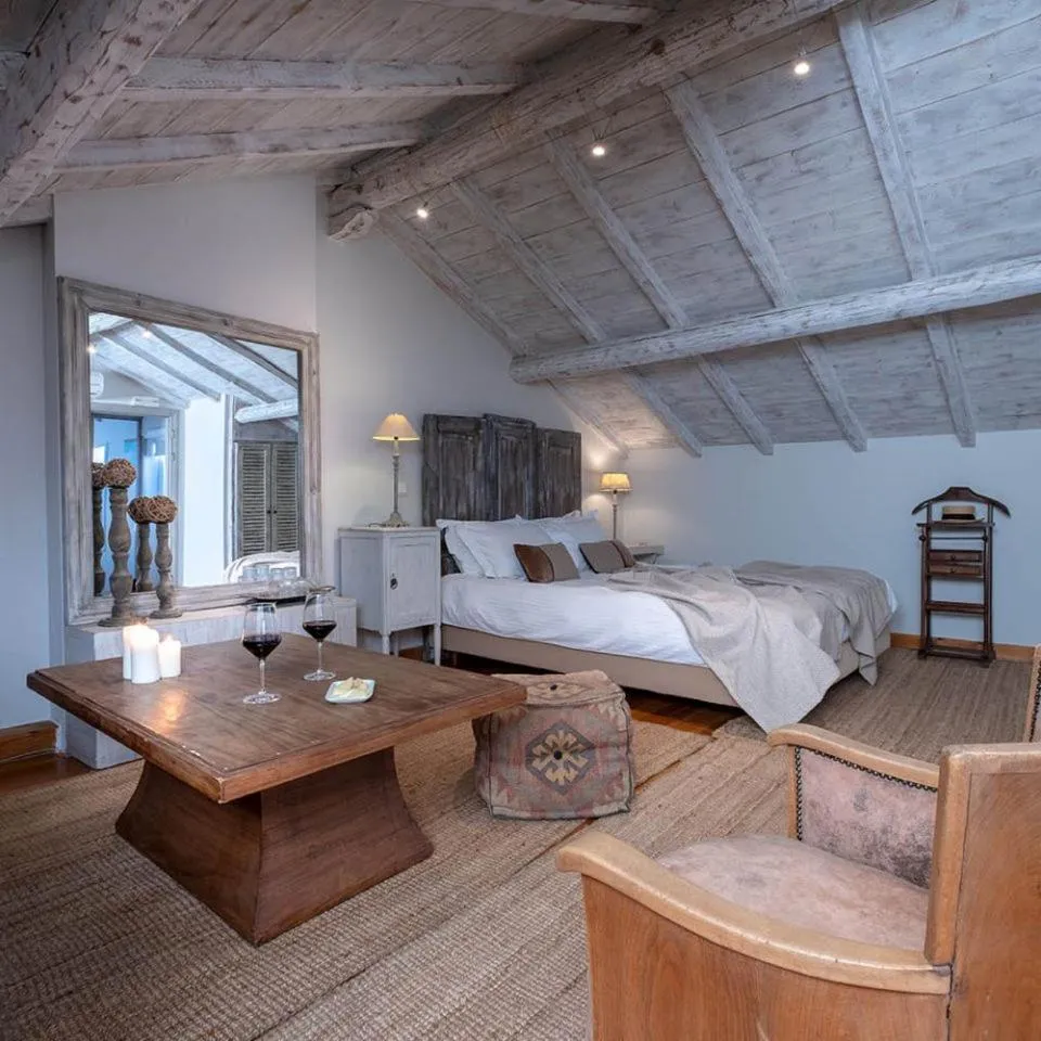 Bed in Amymone and Adiandi