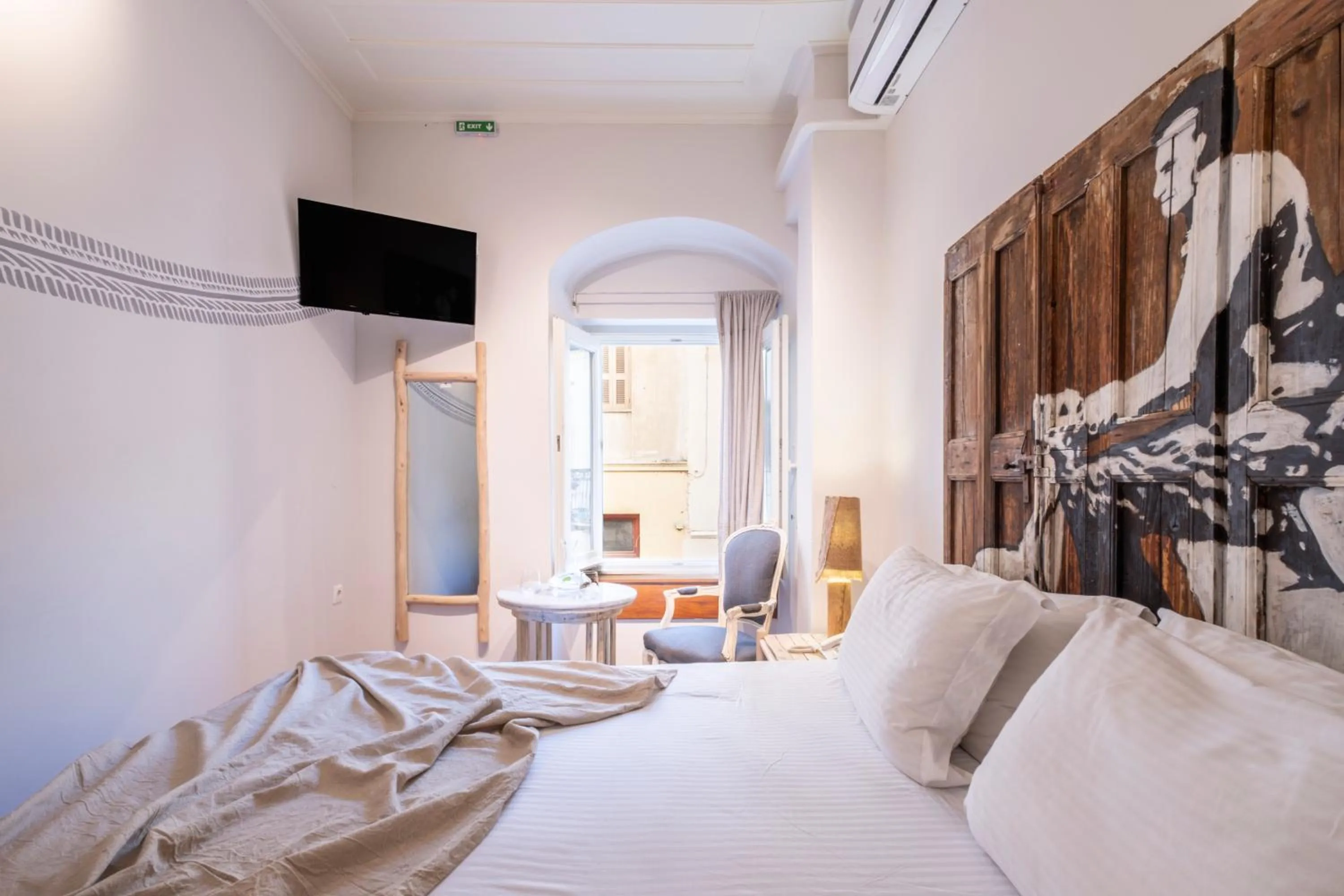 Bed in Amymone and Adiandi