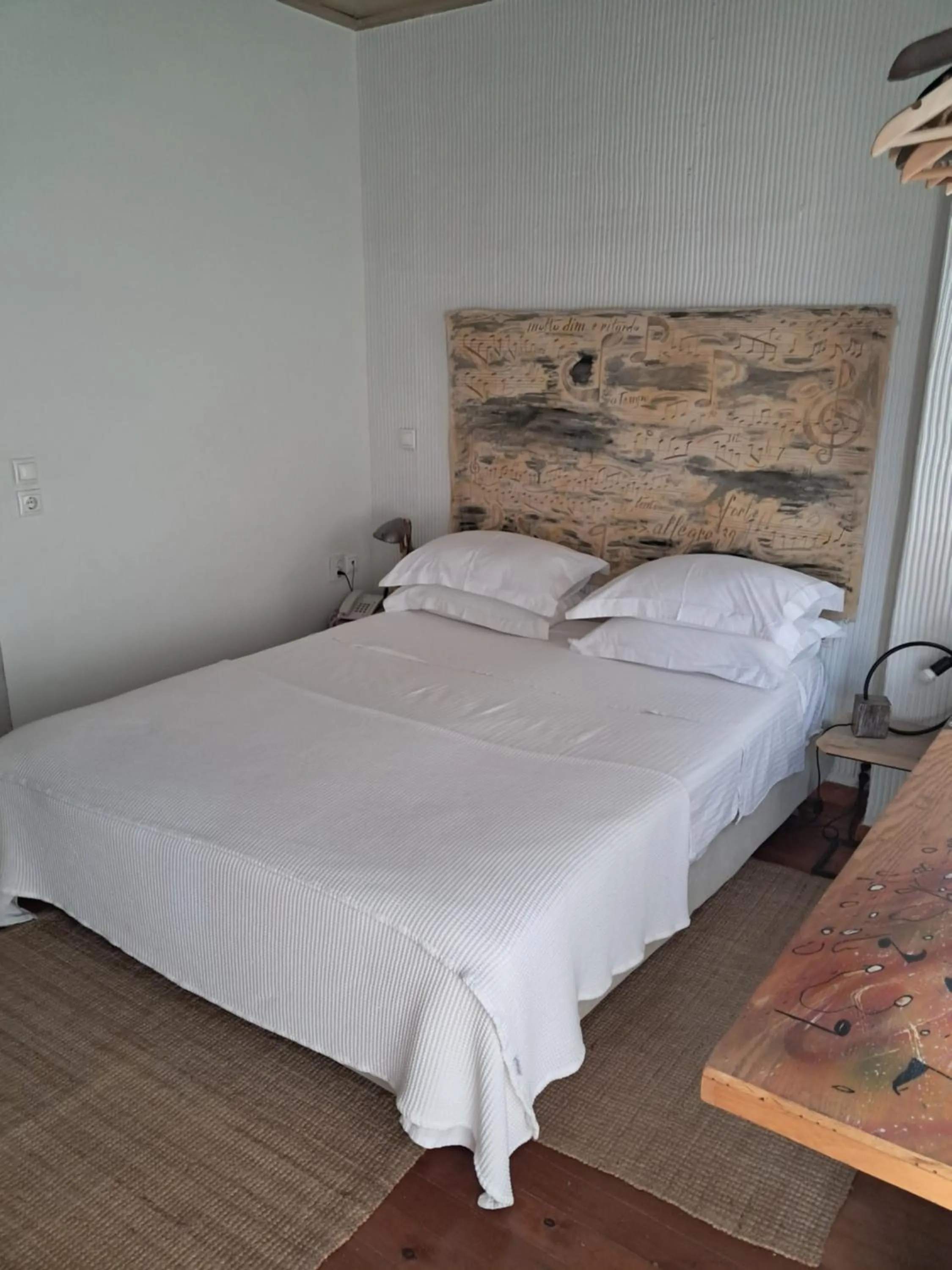 Bed in Amymone and Adiandi