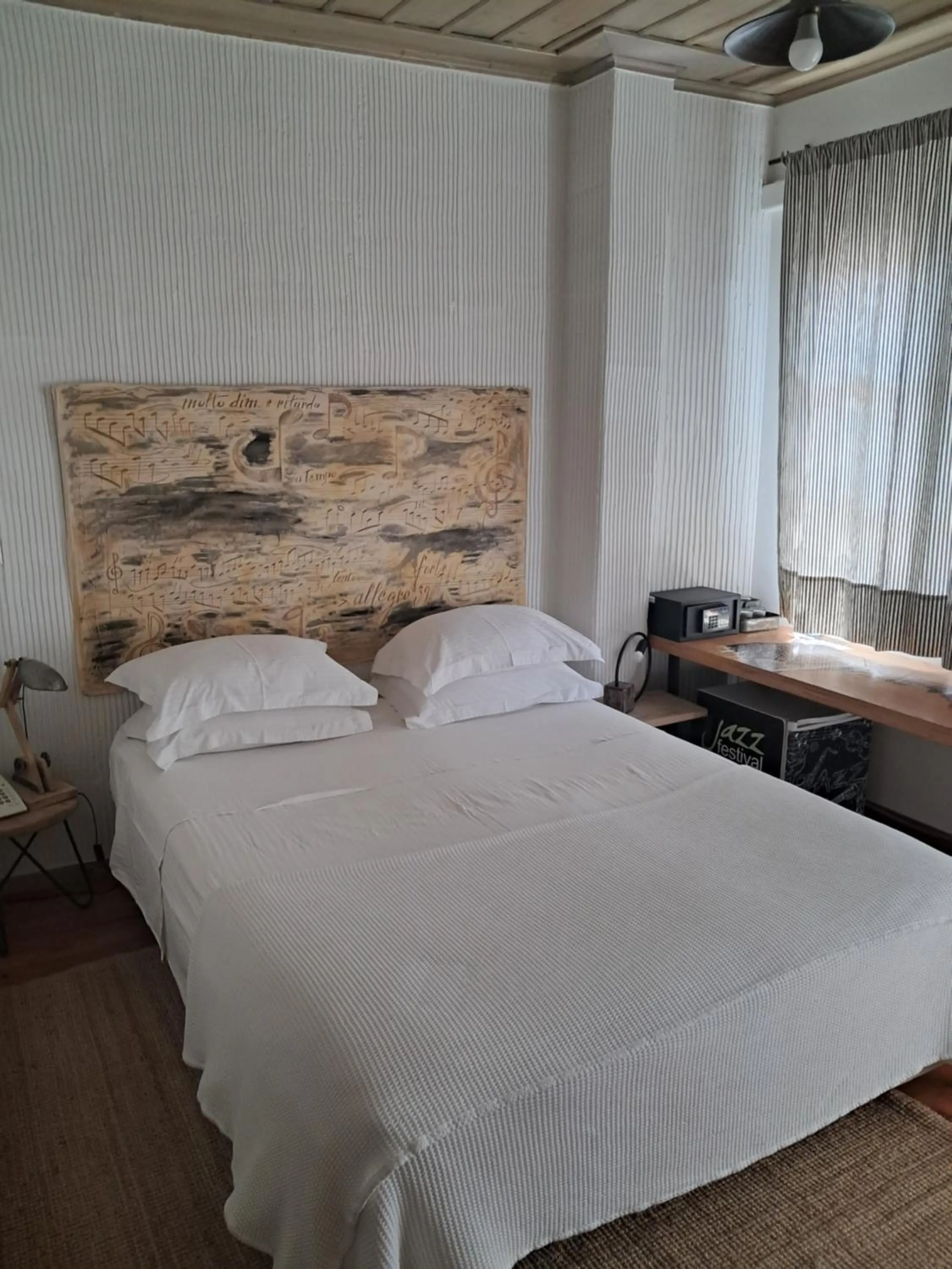 Bed in Amymone and Adiandi