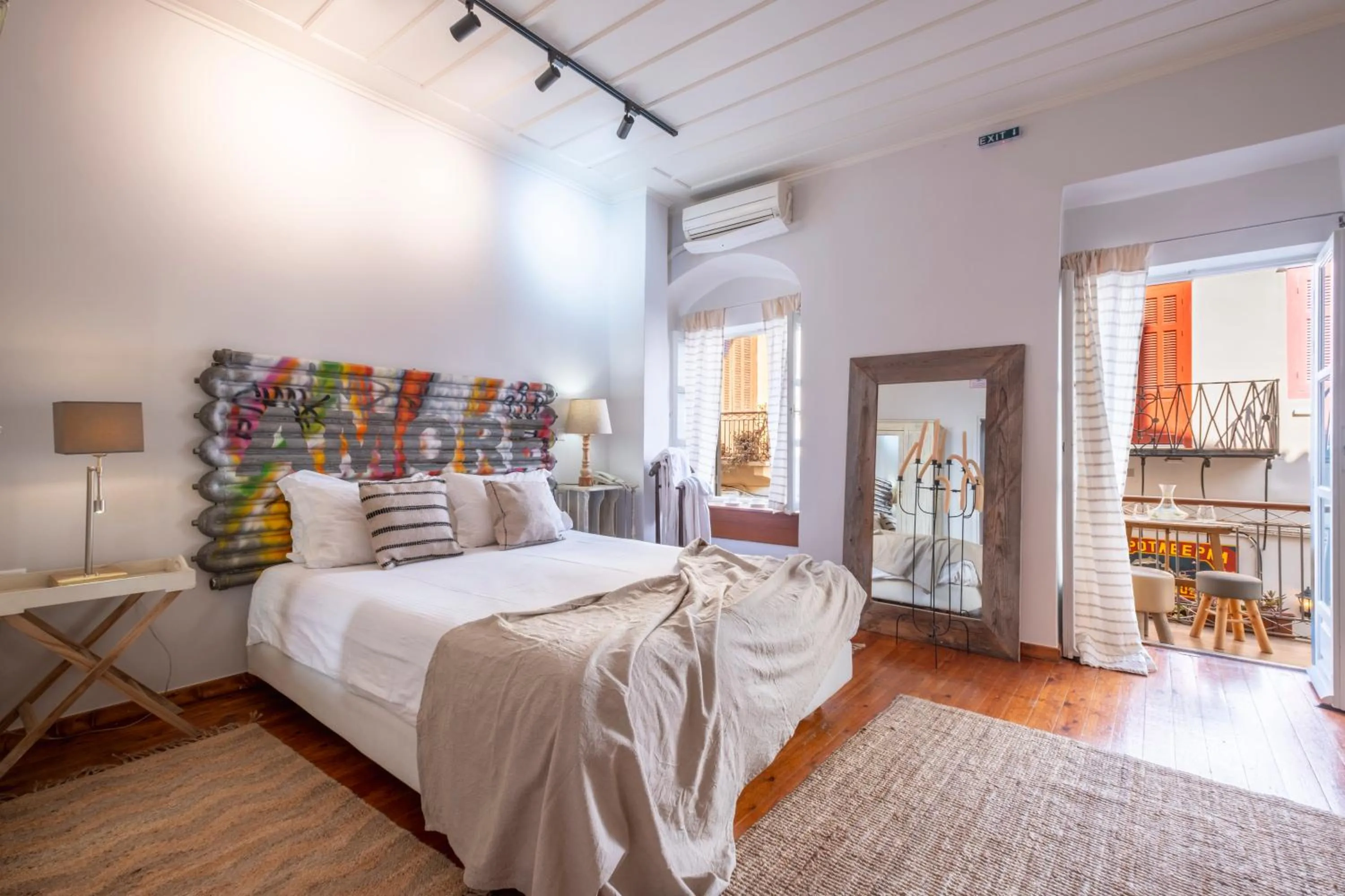 Bed in Amymone and Adiandi