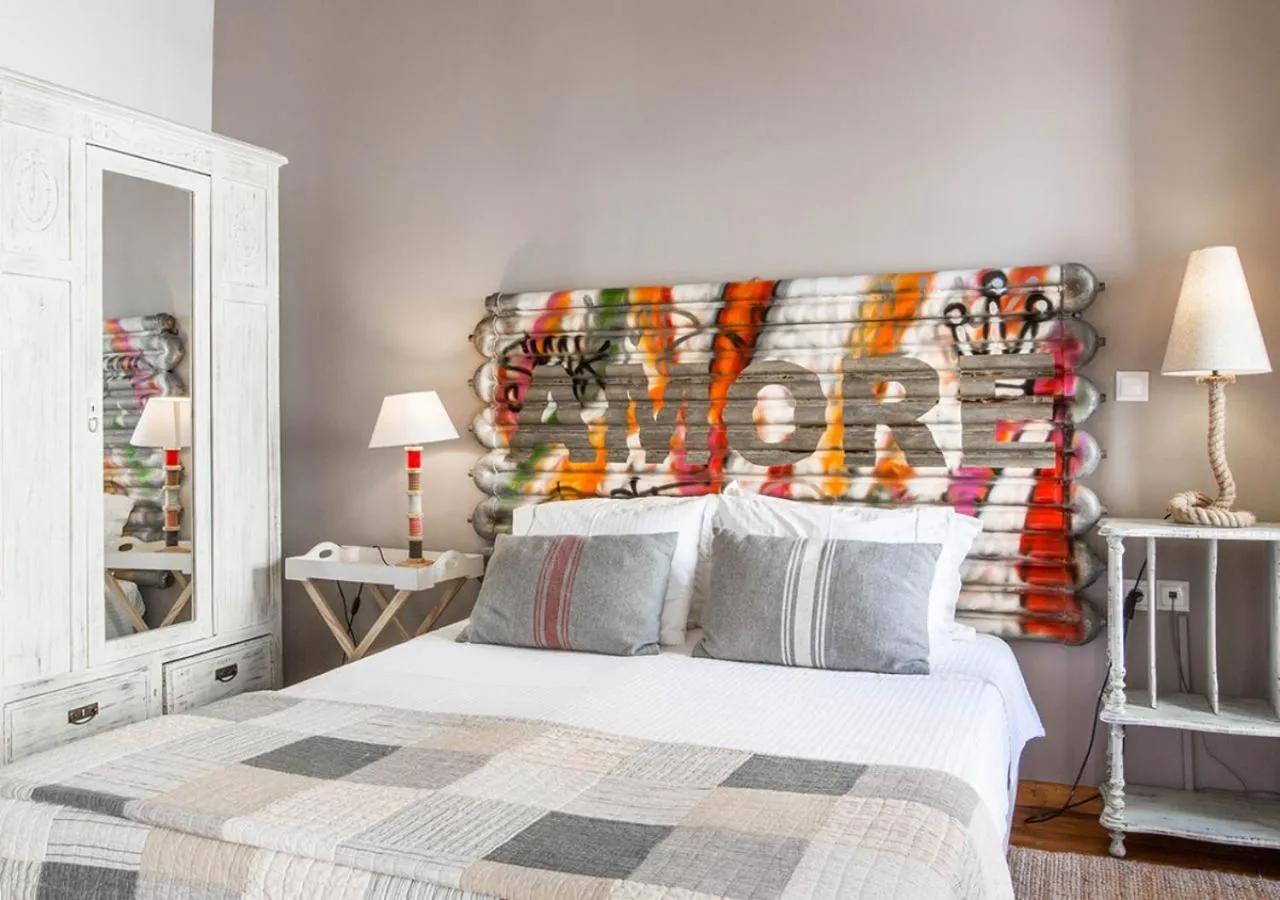 Bed in Amymone and Adiandi