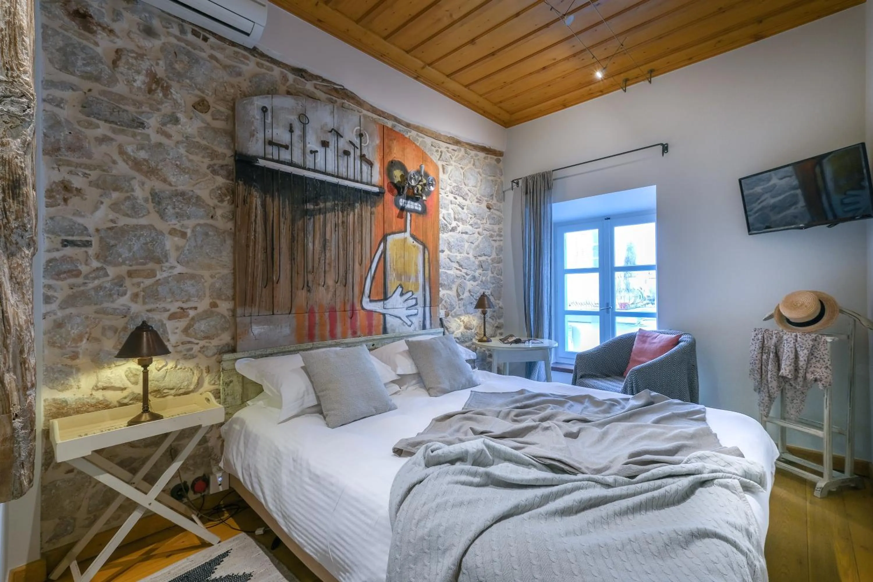 Bed in Amymone and Adiandi