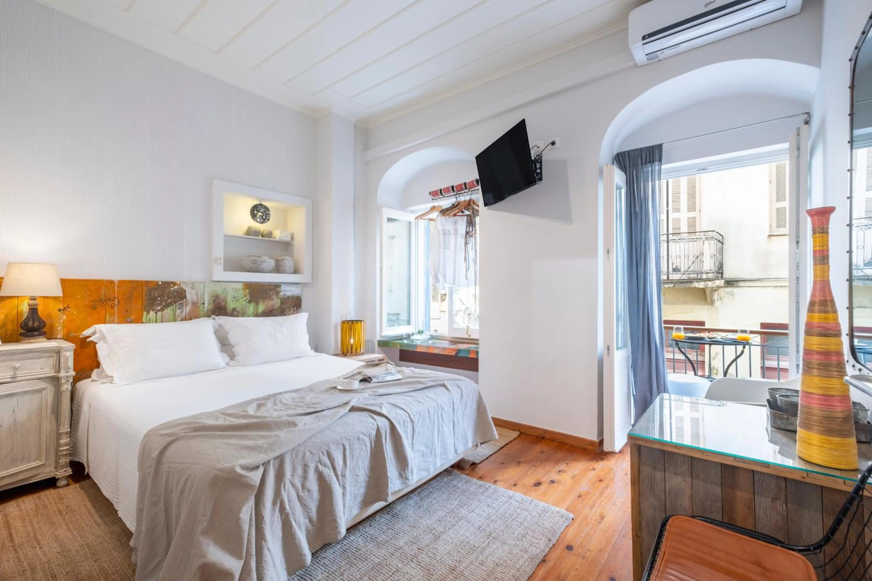 Bed in Amymone and Adiandi