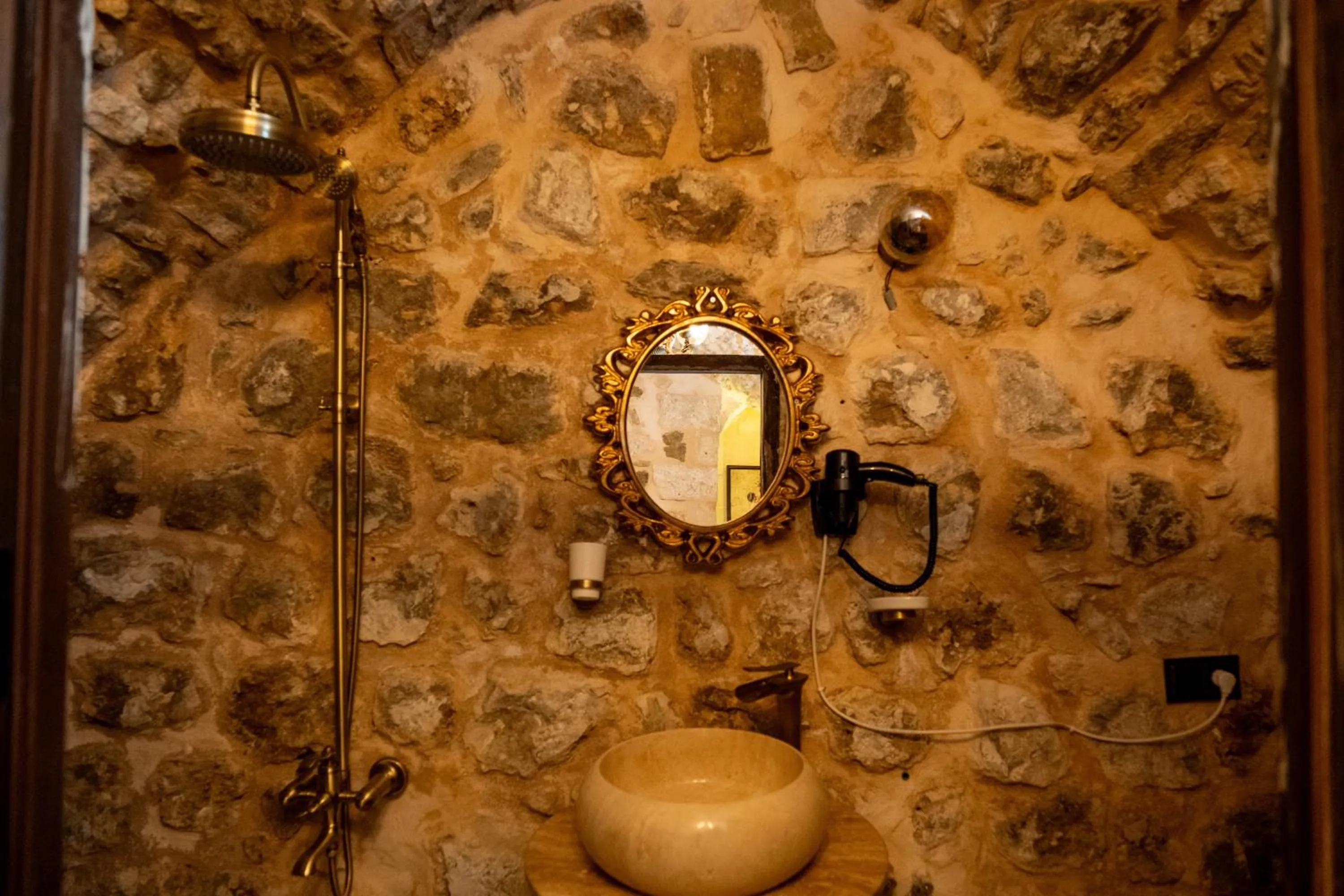 Shower in Marinut Konağı