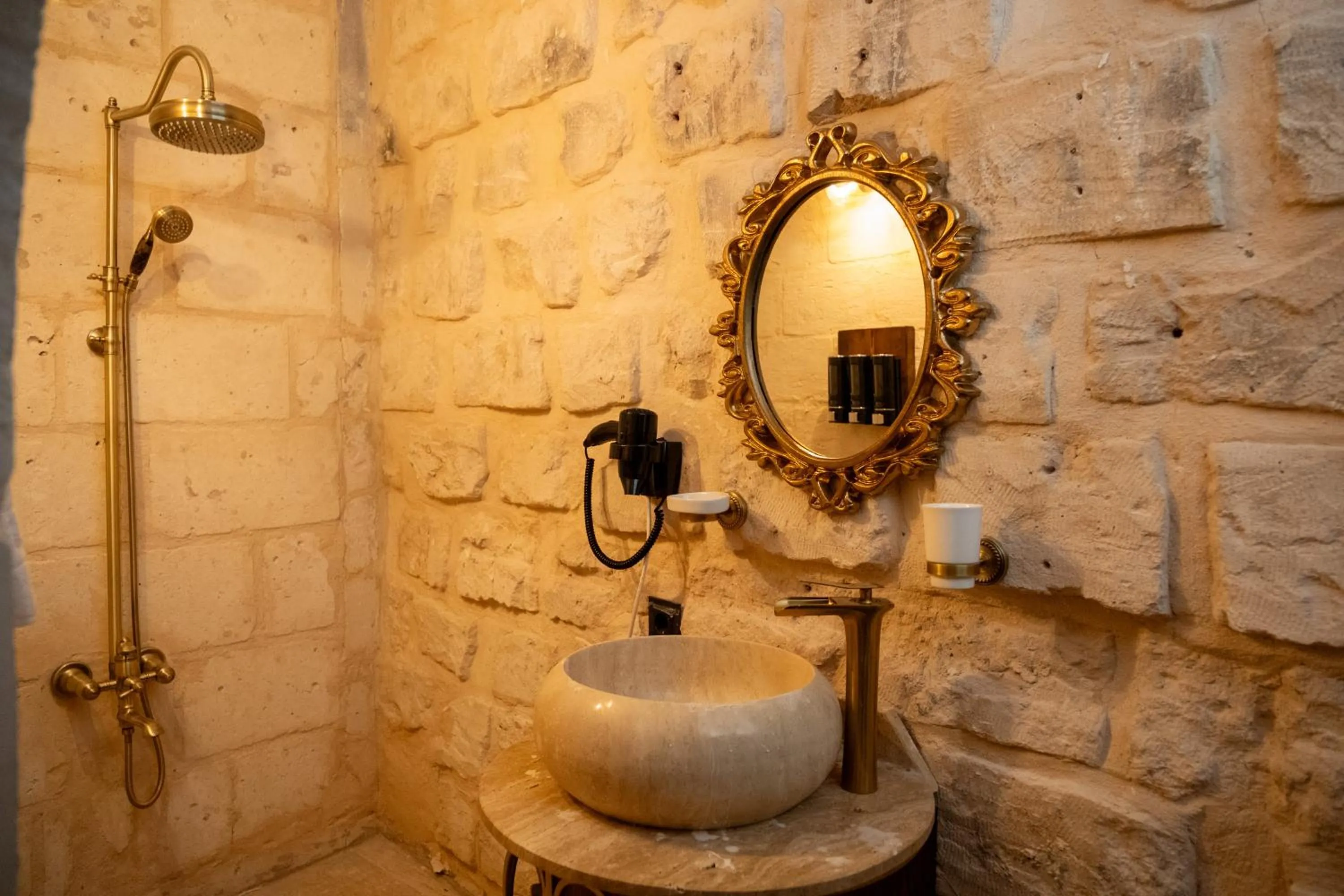 Shower in Marinut Konağı