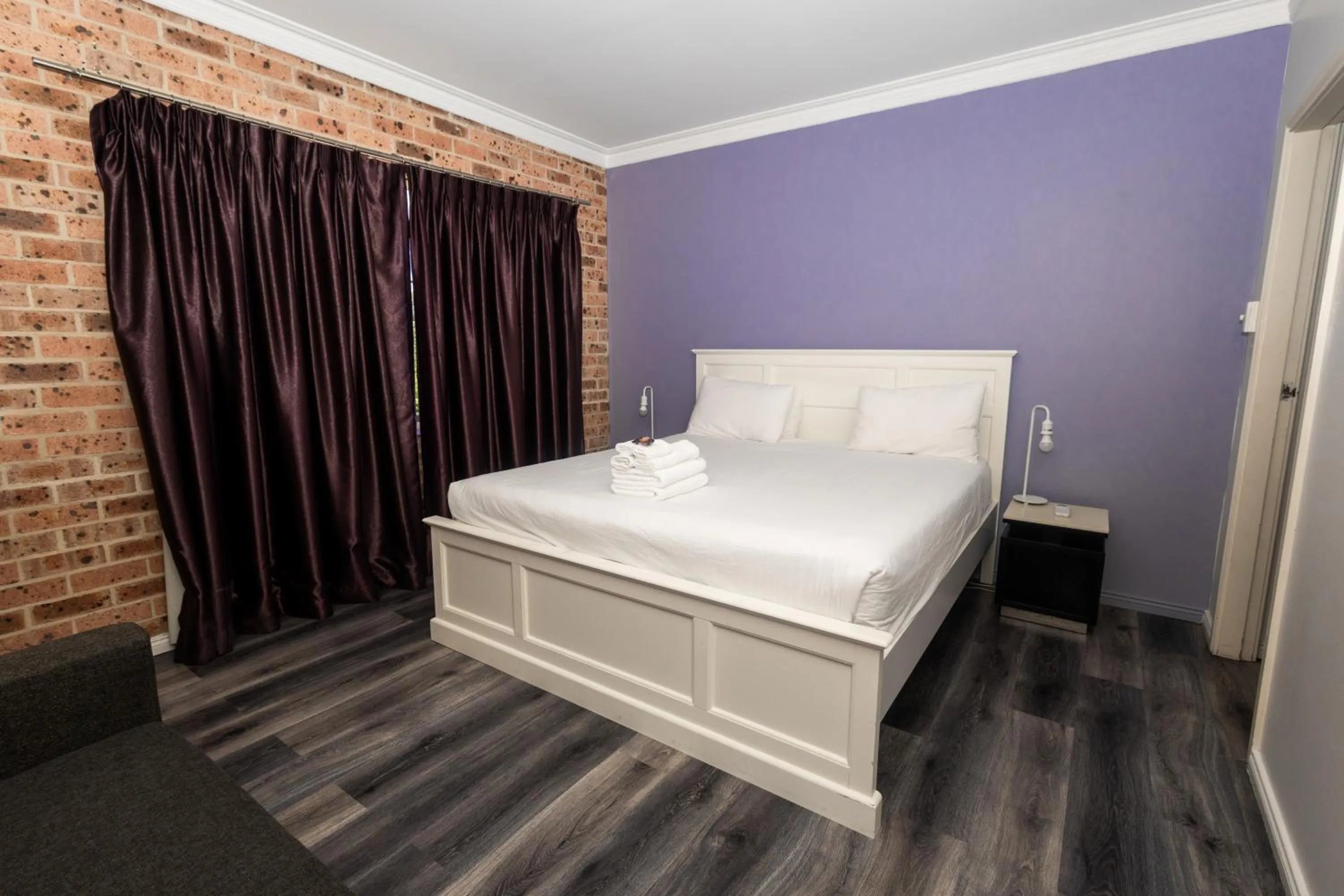 Bed in Gosford Inn Motel