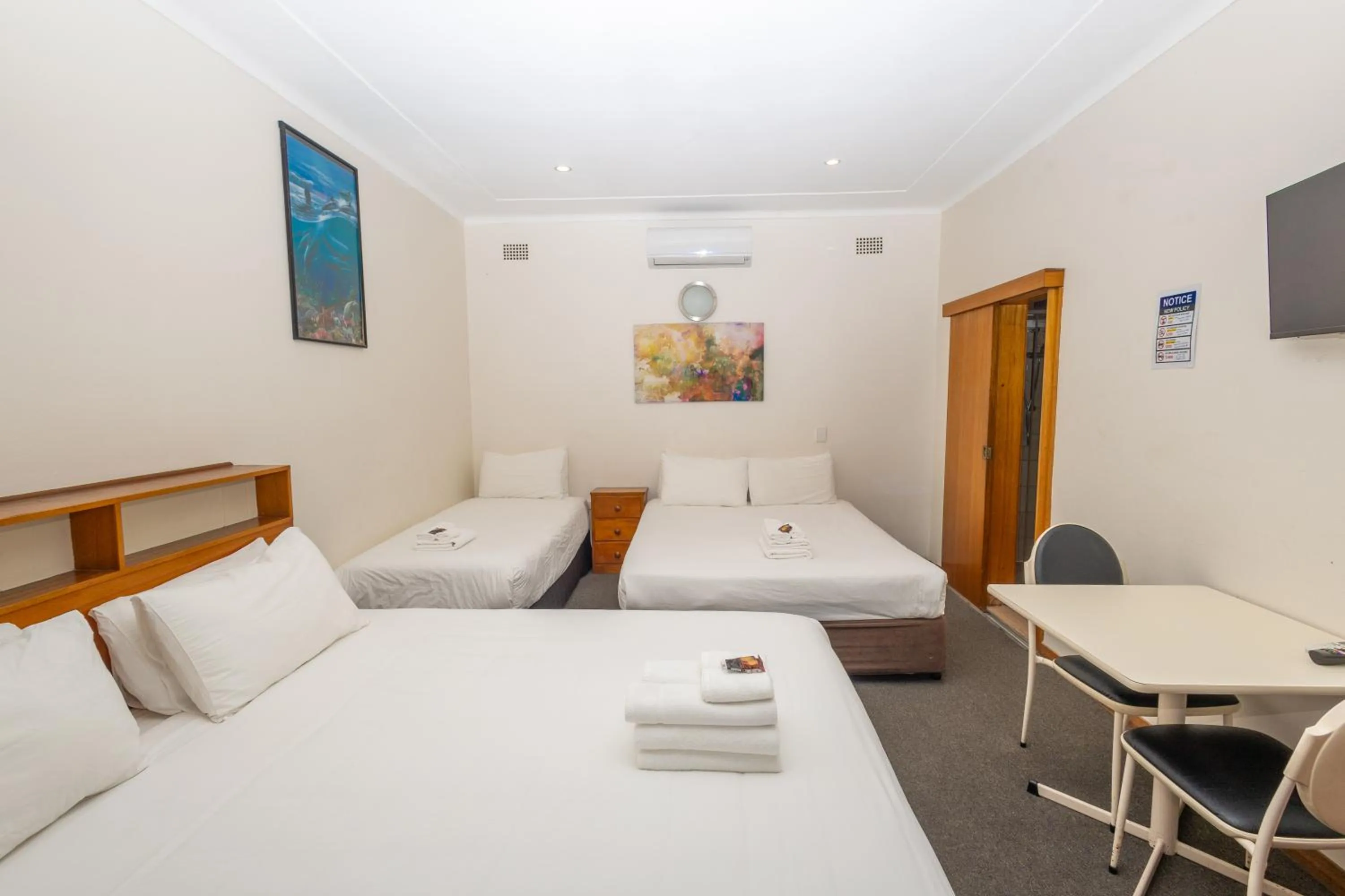 Bed in Gosford Inn Motel